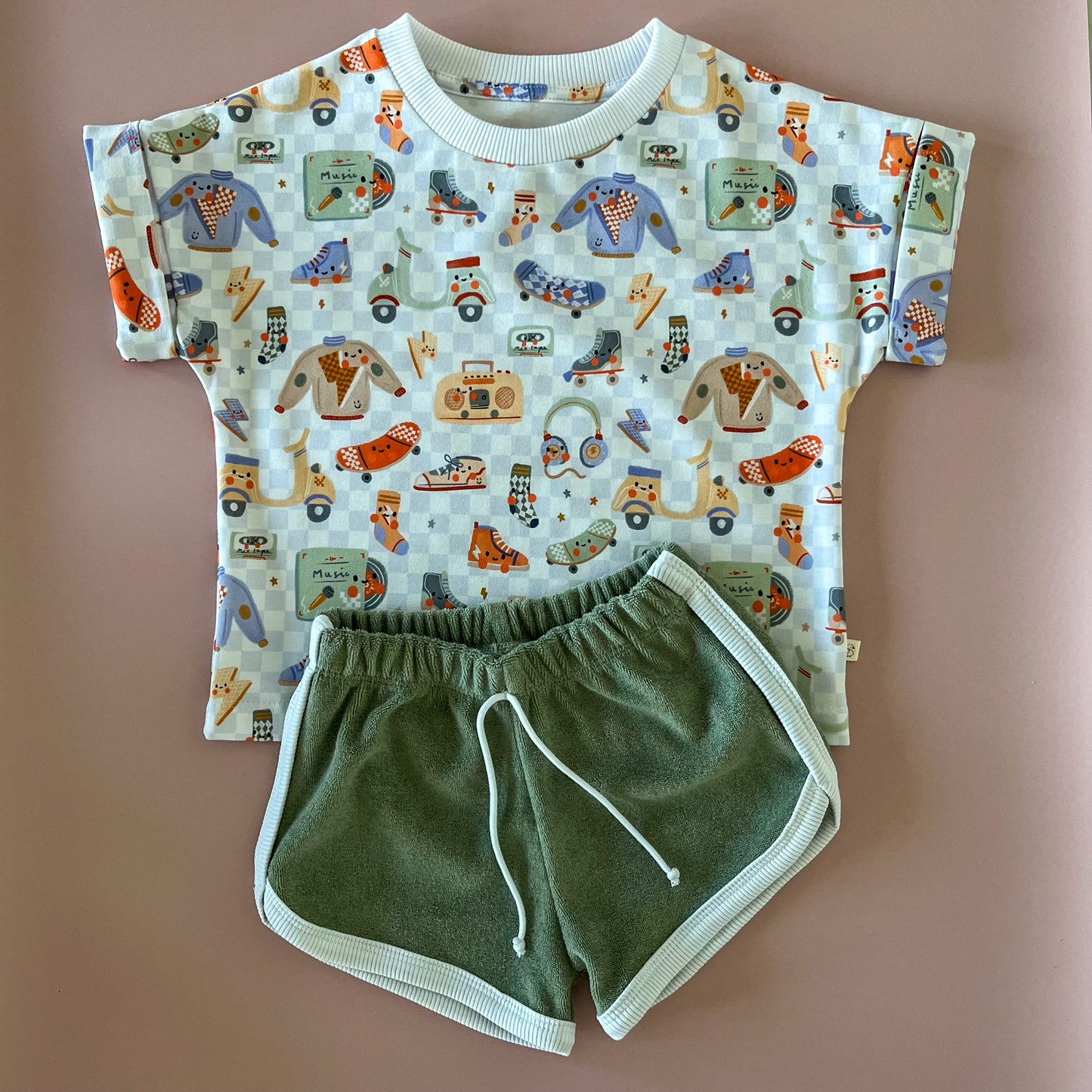 Ensemble t-shirt et short en éponge – Retro Playtime