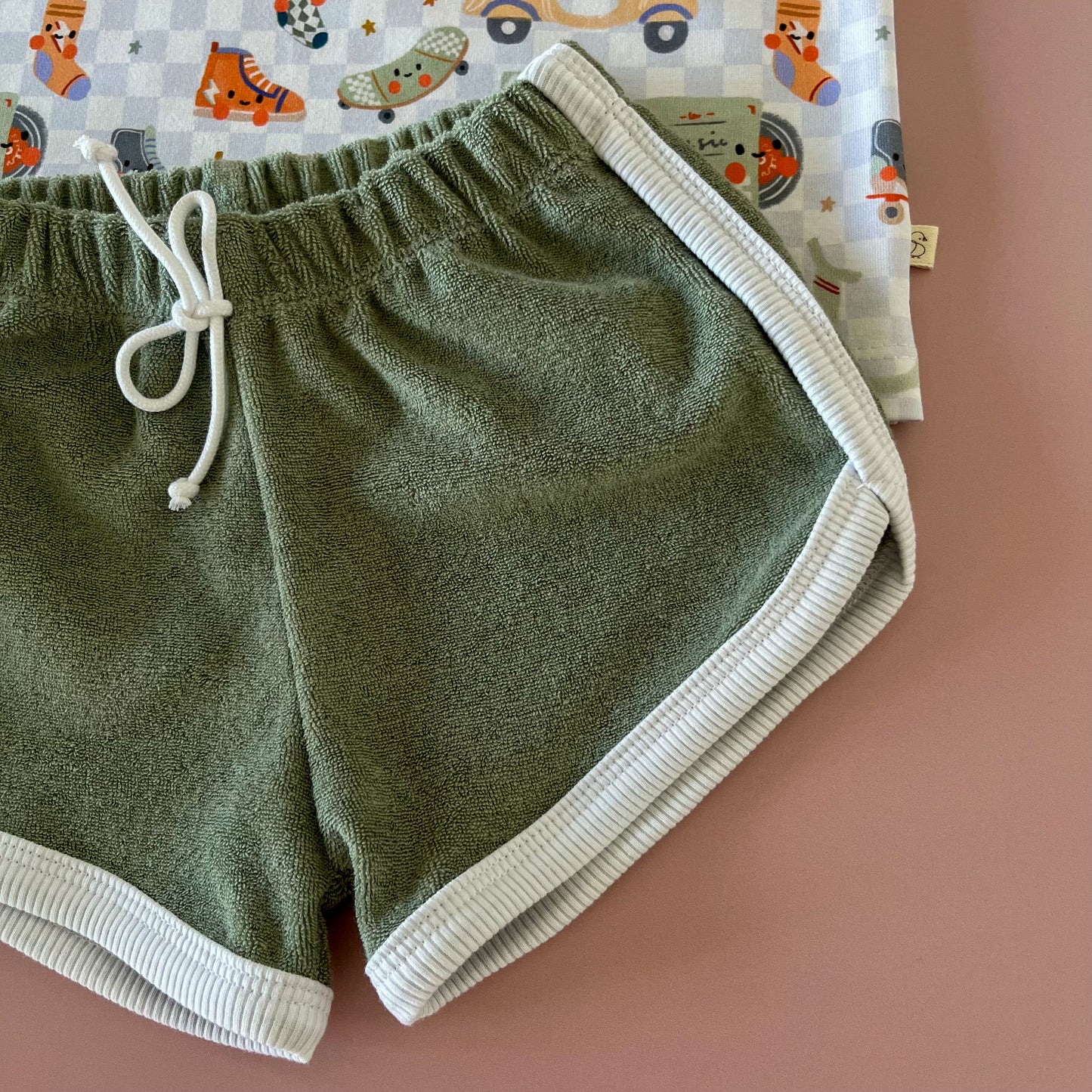 Ensemble t-shirt et short en éponge – Retro Playtime