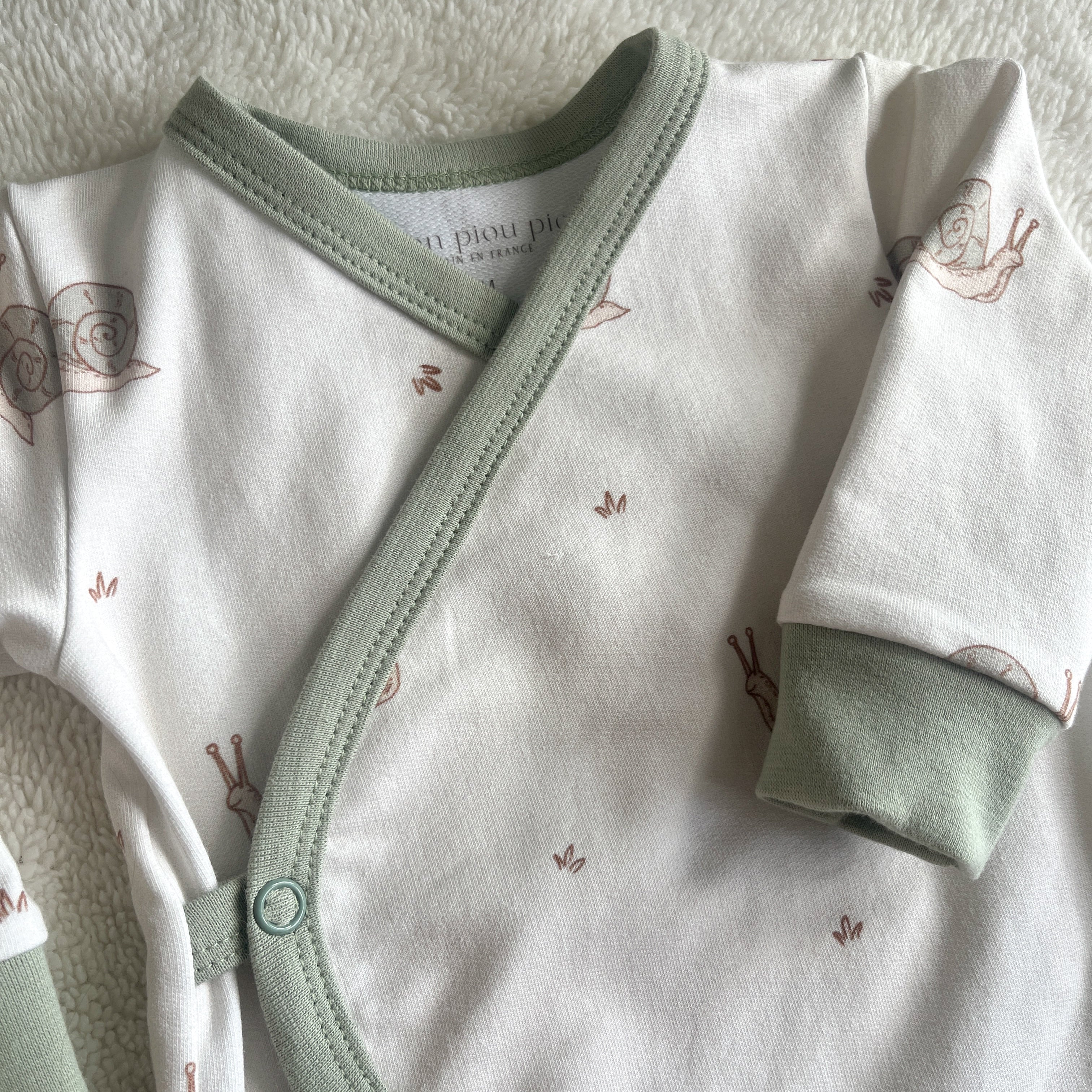 Pyjama bébé motif Escargots – combien de pyjamas prévoir à la naissance Maison Piou Piou
