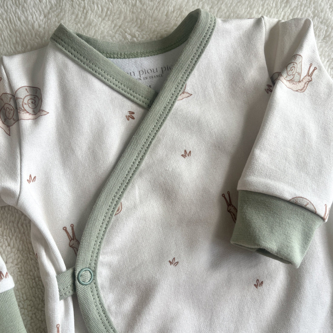 Pyjama bébé motif Escargots – combien de pyjamas prévoir à la naissance Maison Piou Piou
