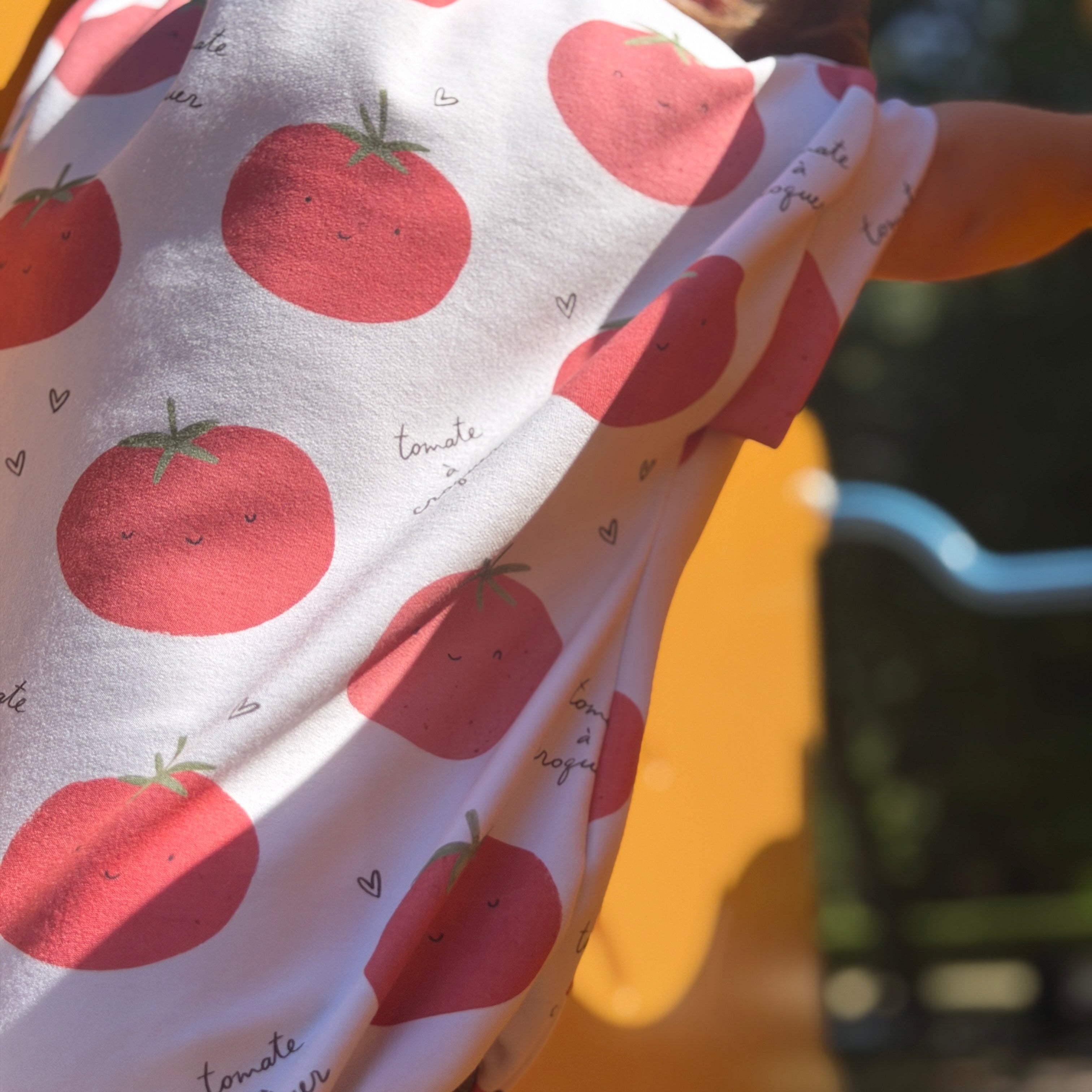 Barboteuse pour bébé motif tomates oversize parfait pour l'été vue de prés