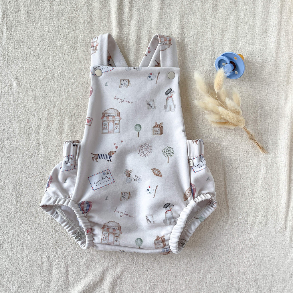 Barboteuse bébé à bretelles motif Bonjour Paris posée à plat – sweat bouclette fait main Maison Piou Piou