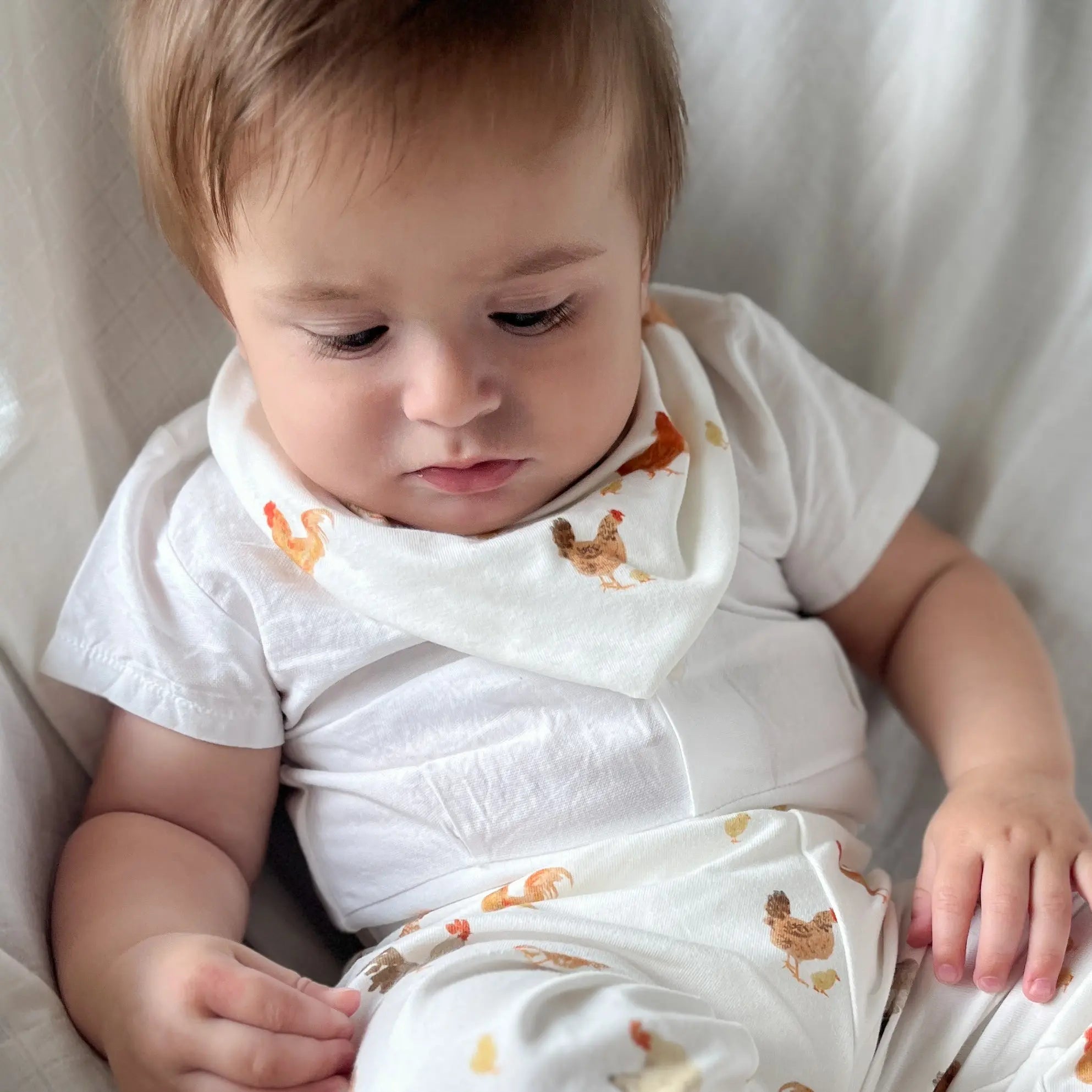 Bavoir bandana pour bébé – motif petites poules   Maison Piou Piou