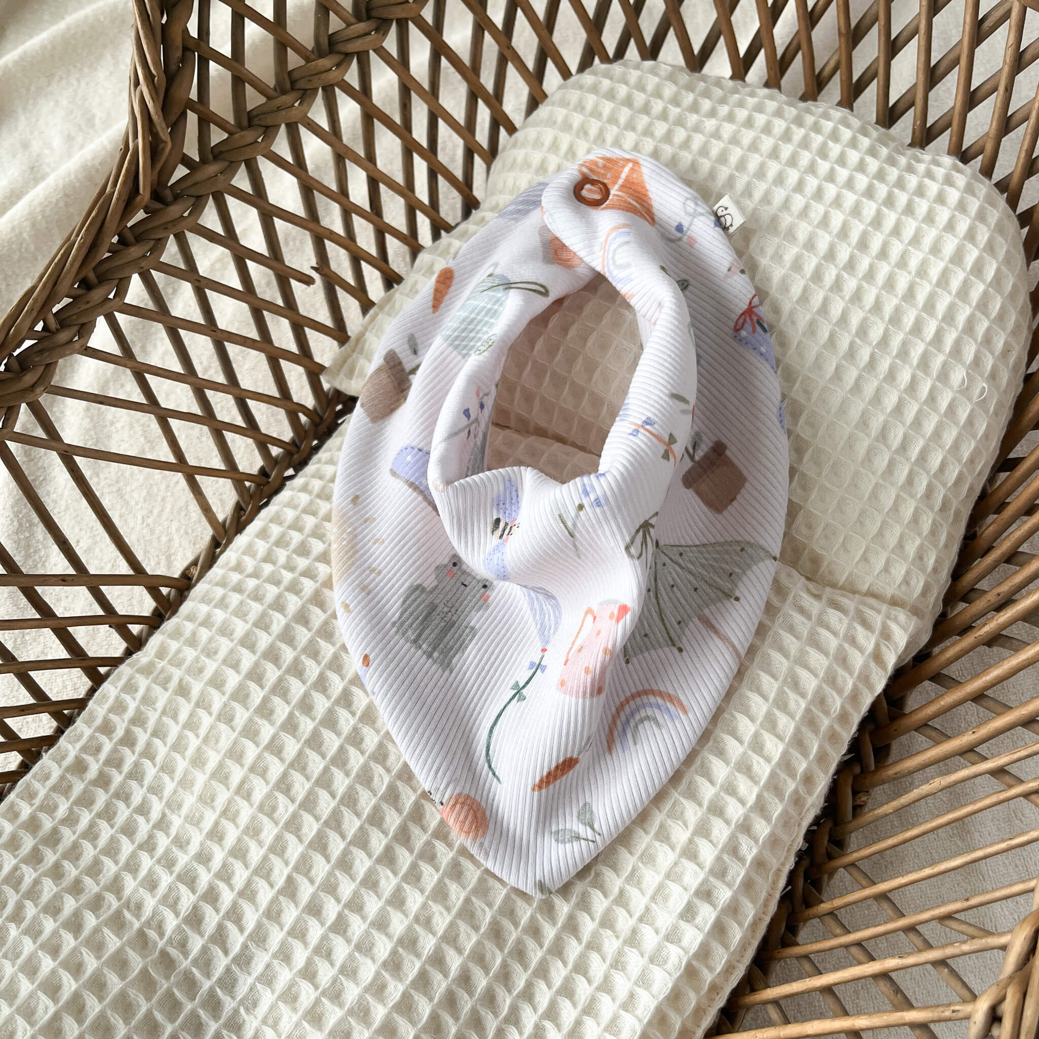 Détail jersey côtelé motif Jours de pluie bavoir bandana bébé – Maison Piou Piou