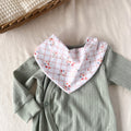 Bavoir bandana bébé fille Fleurette posé à plat – sweat bouclette certifié Oeko-Tex fait main