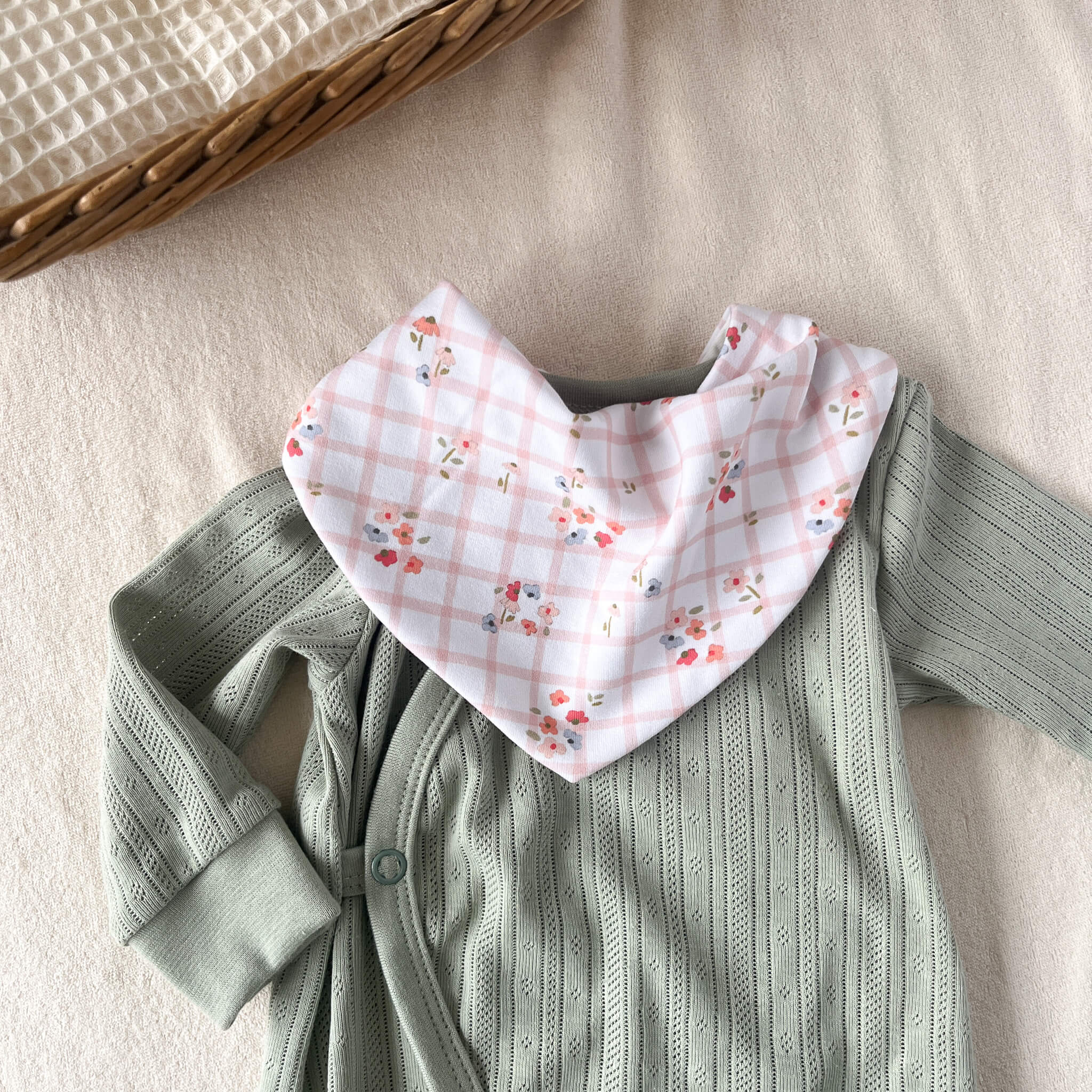 Bavoir bandana bébé fille Fleurette posé à plat – sweat bouclette certifié Oeko-Tex fait main