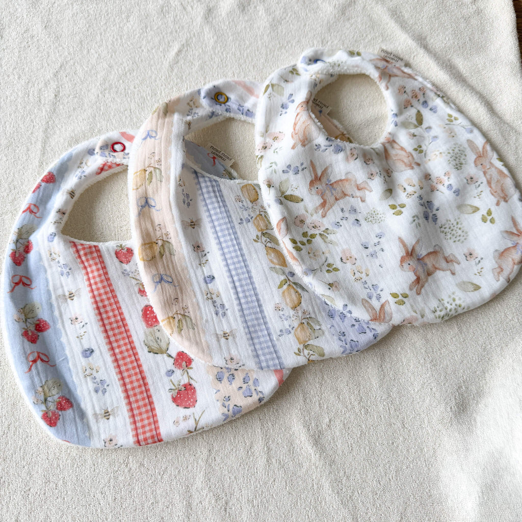  posé à platCoffret trio bavoirs bébé double gaze coton et éponge bambou – fait main Maison Piou Piou