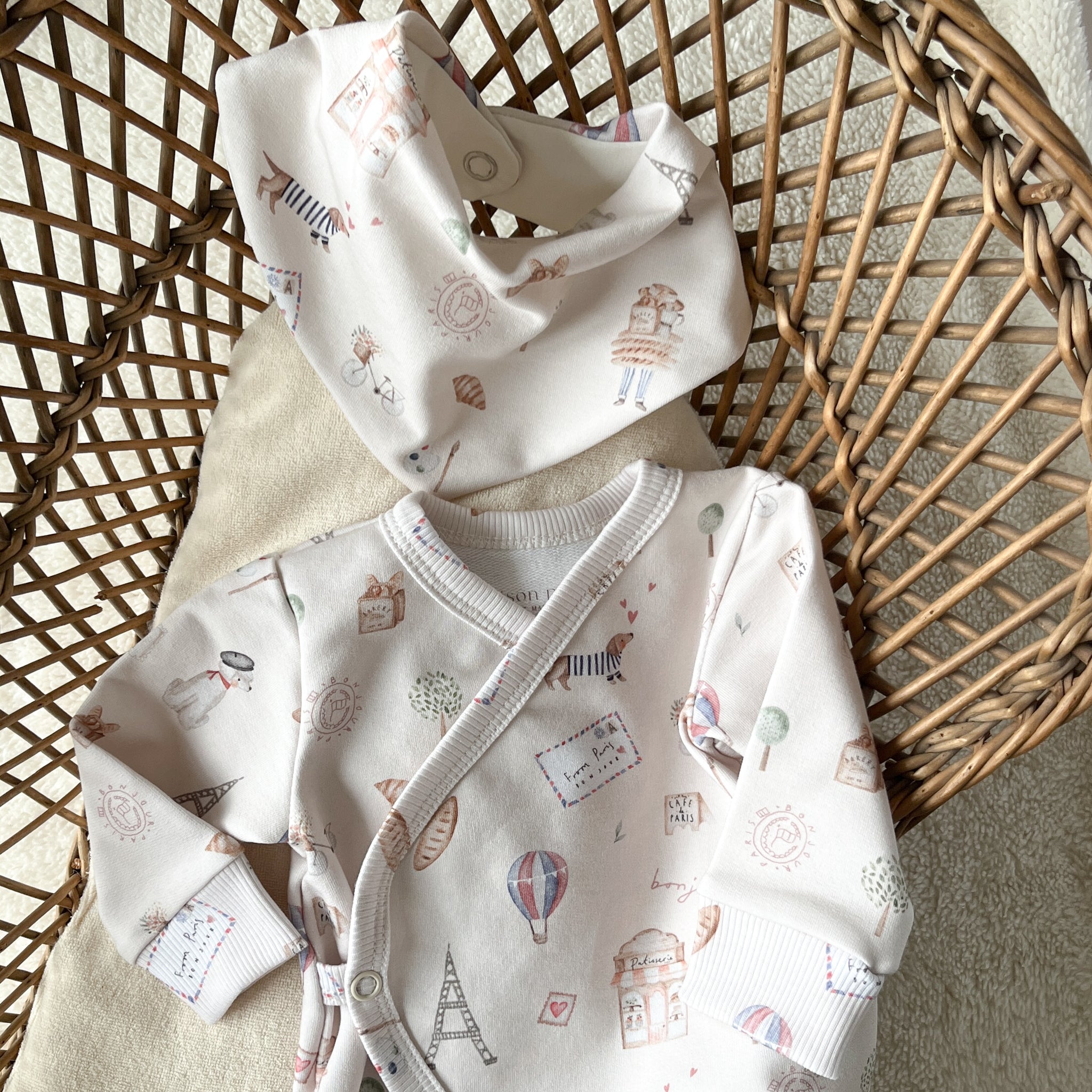 pyjama bebe maison piou piou avec bavoir pour la maternité motif paris