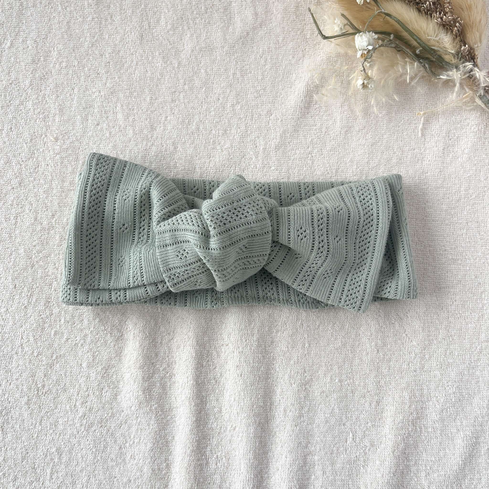 Bandeau bébé fille pointelle 100% coton vert sauge posé à plat – certifié Oeko-Tex fait main France