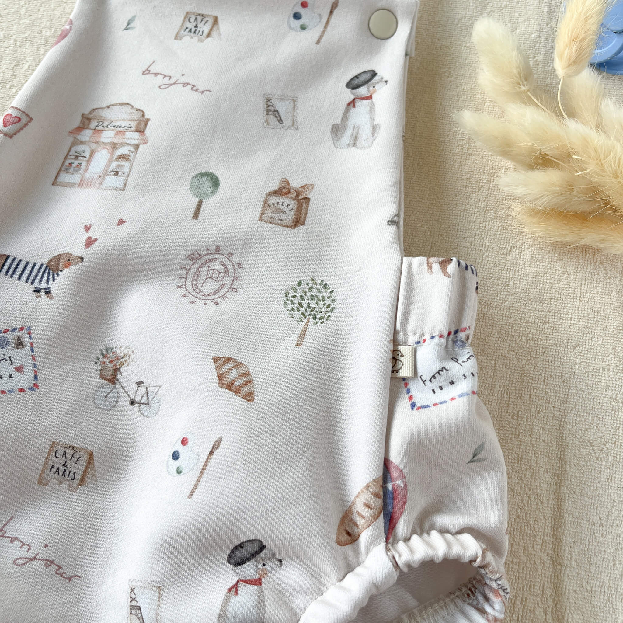 Détail sweat bouclette certifié Oeko-Tex – barboteuse bébé motif Bonjour Paris exclusif Maison Piou Piou