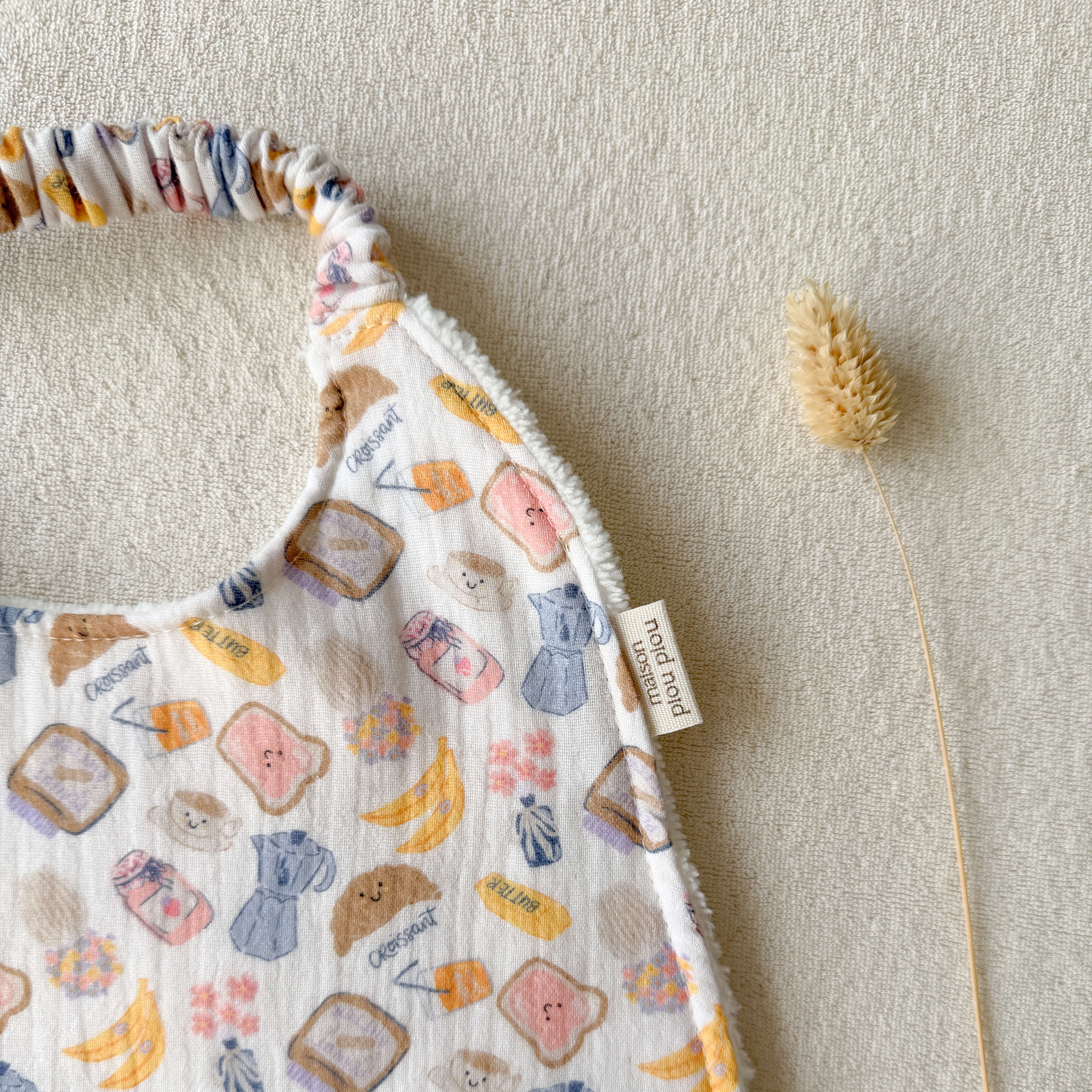 Double-gauze and bamboo canteen bib