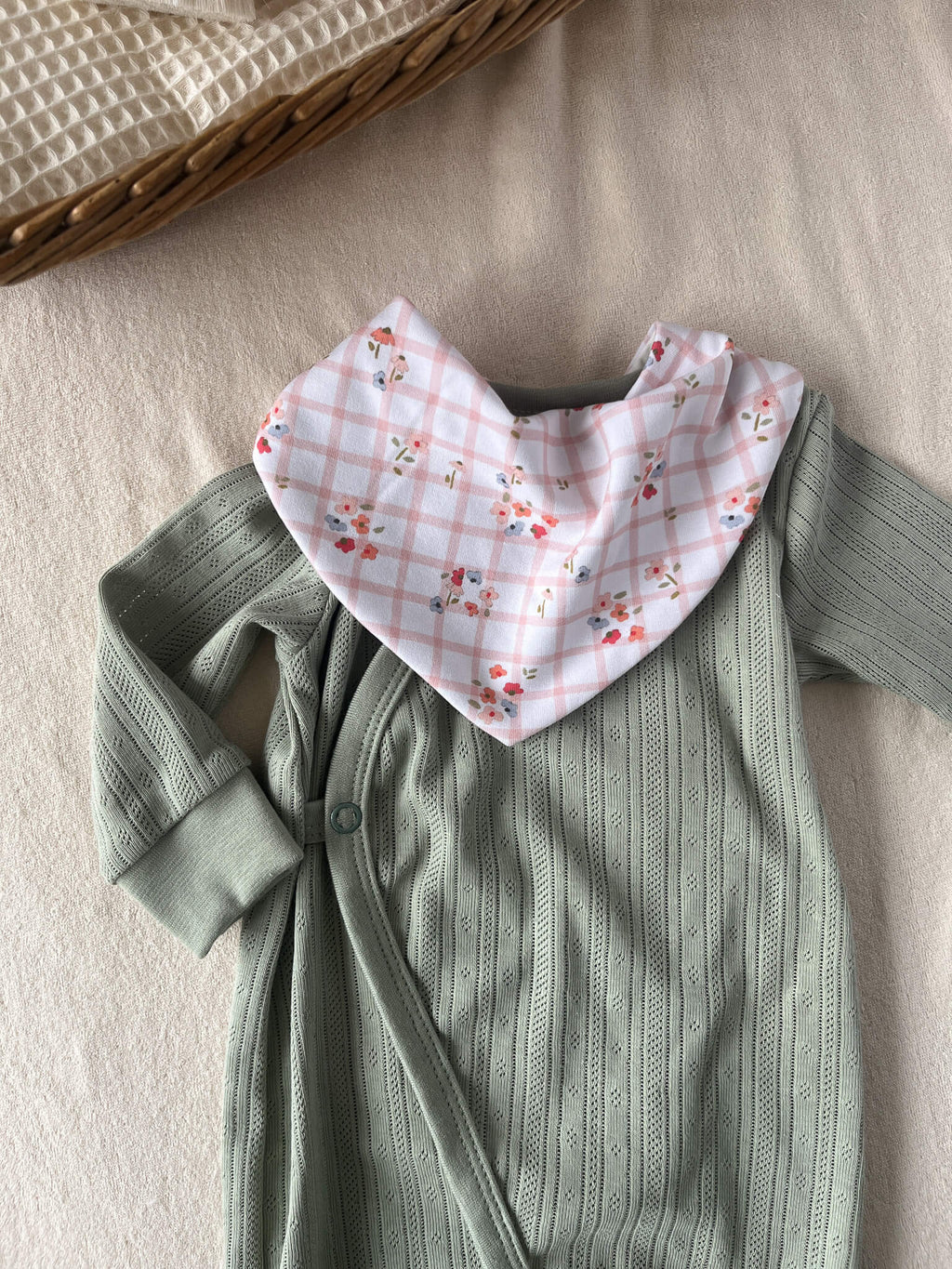Détail tissu sweat bouclette motif Fleurette carreaux roses et fleurs bébé fille – Maison Piou Piou