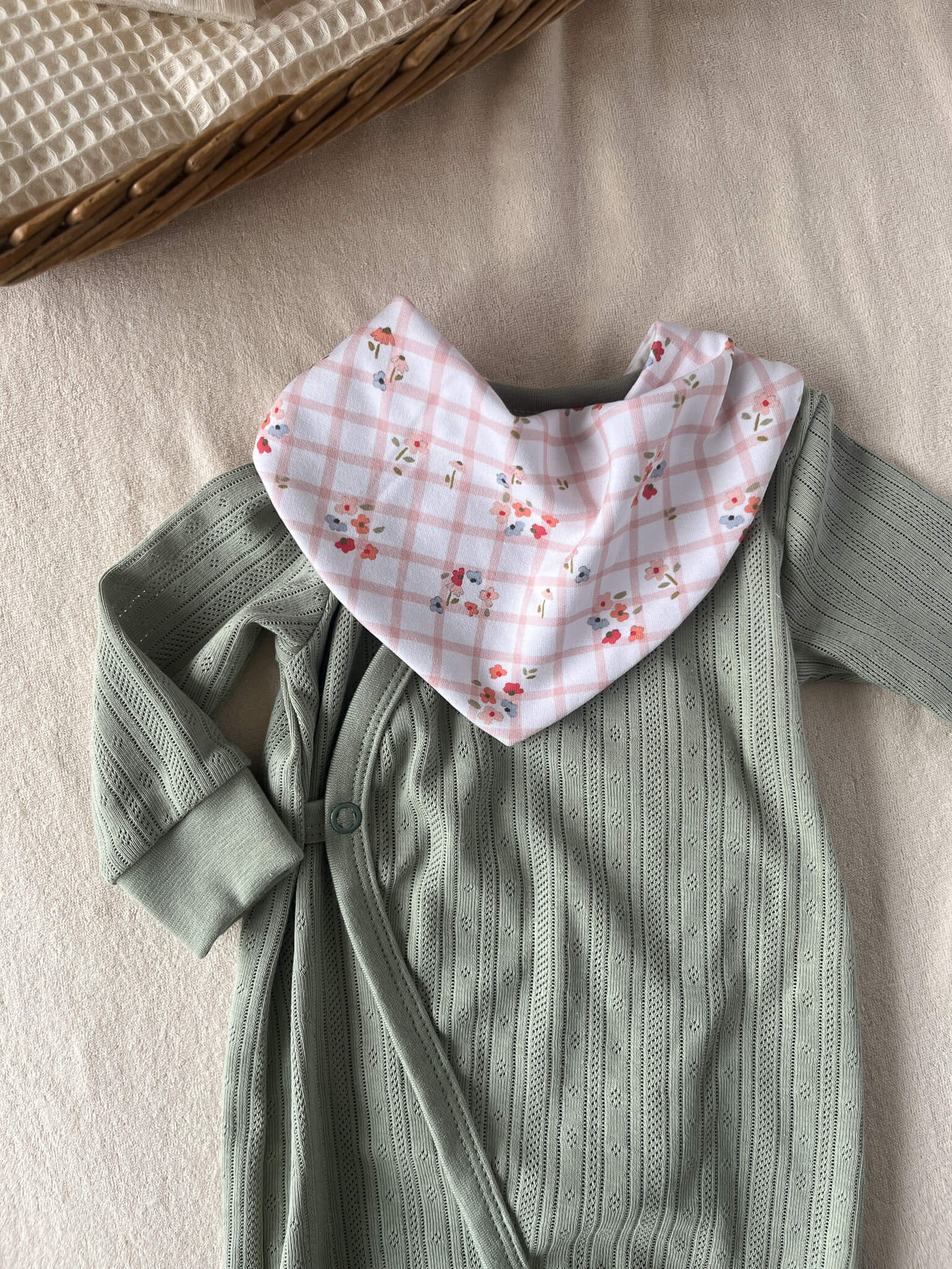 Détail tissu sweat bouclette motif Fleurette carreaux roses et fleurs bébé fille – Maison Piou Piou