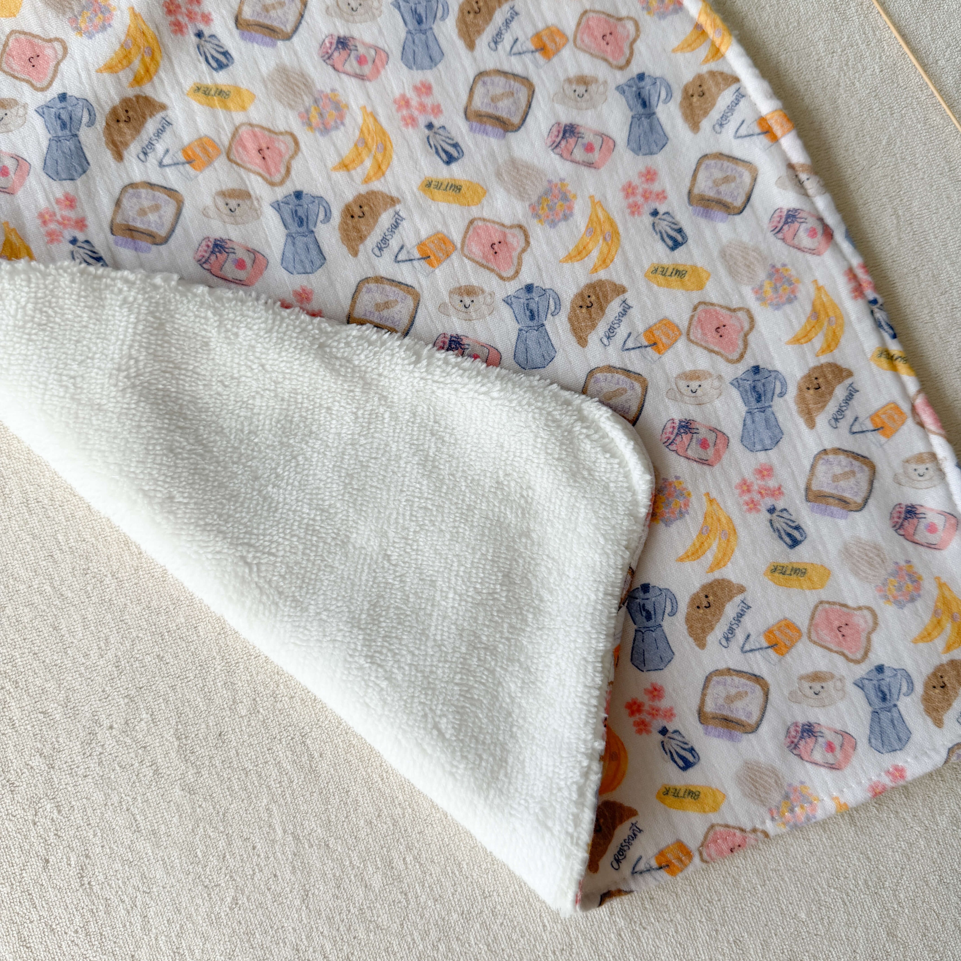 Double-gauze and bamboo canteen bib