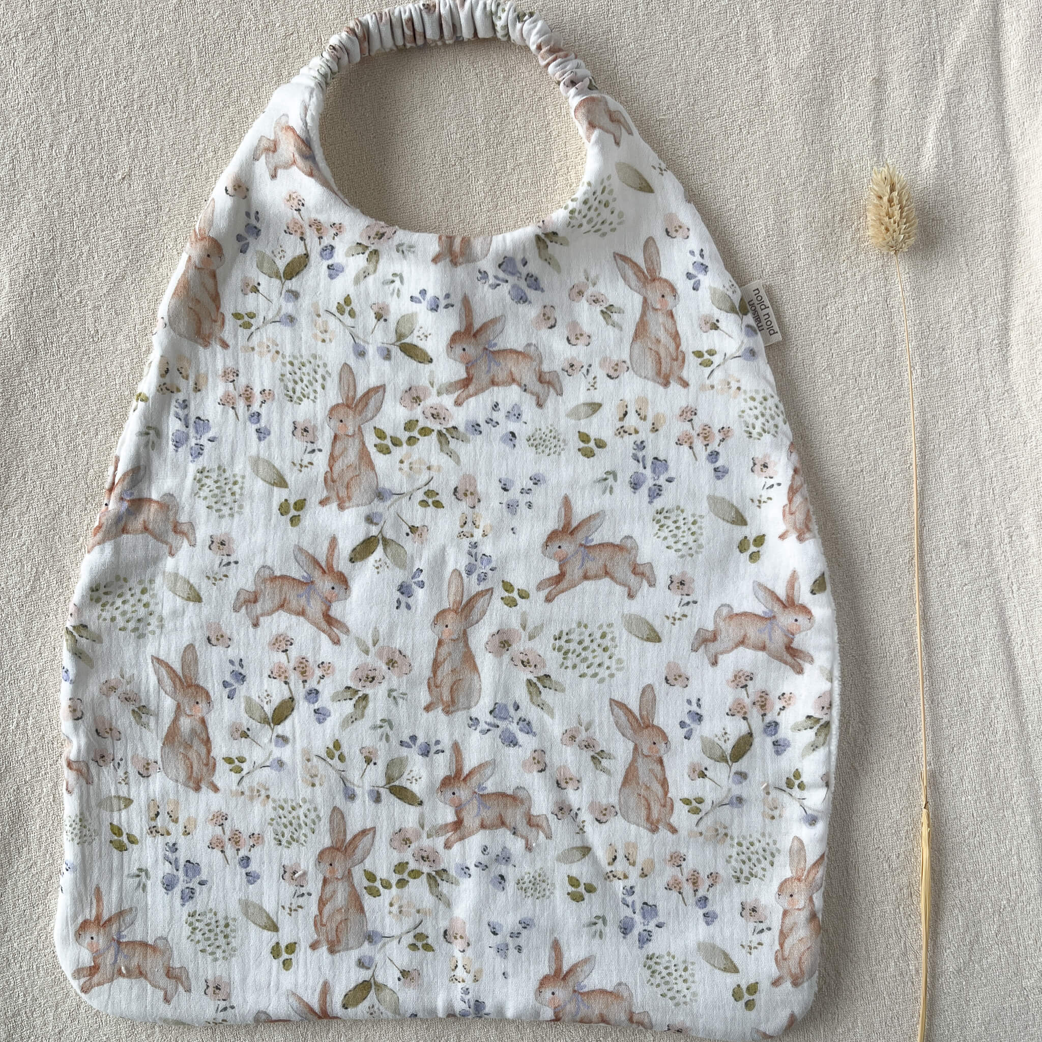 Détail élastique bavoir cantine bébé – facile à enfiler en autonomie Maison Piou Piou