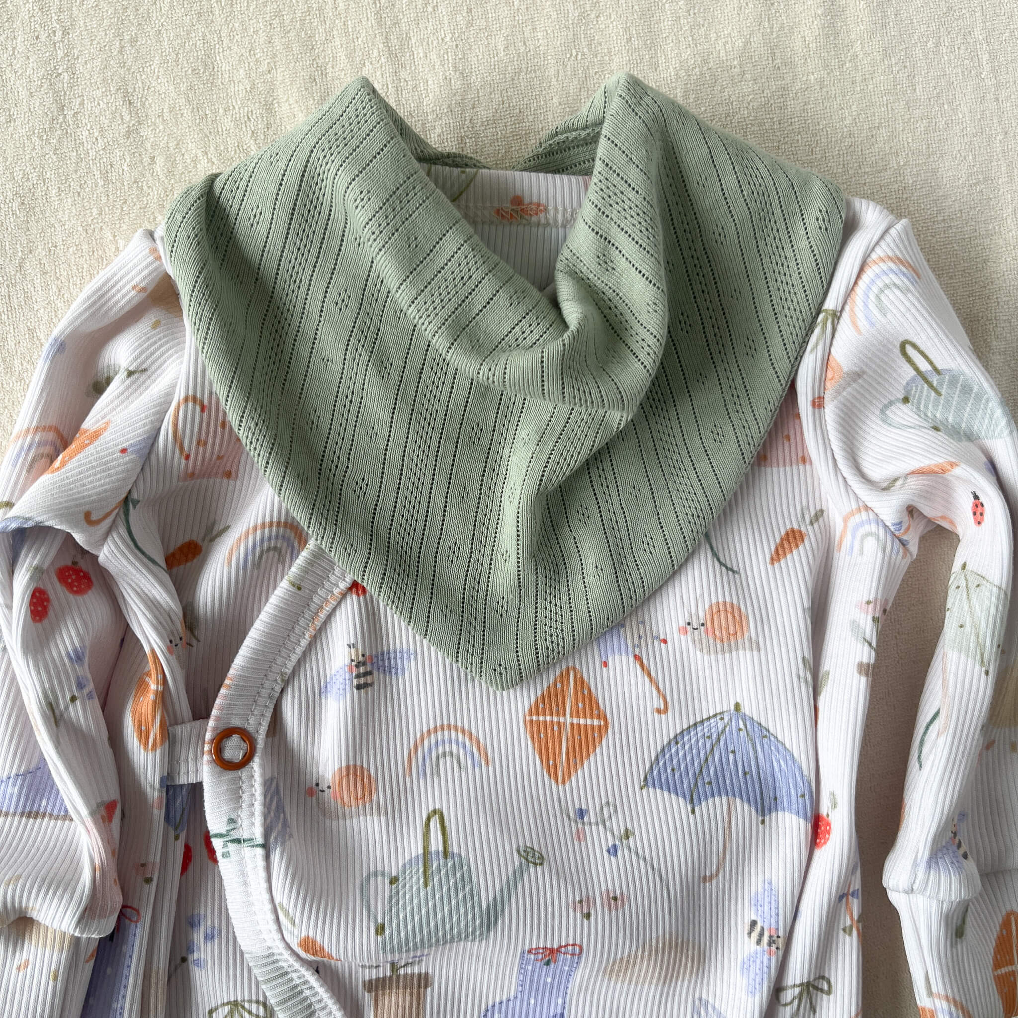 Bavoir bandana vert sauge posé à plat – pointelle 100% coton certifié Oeko-Tex fait main