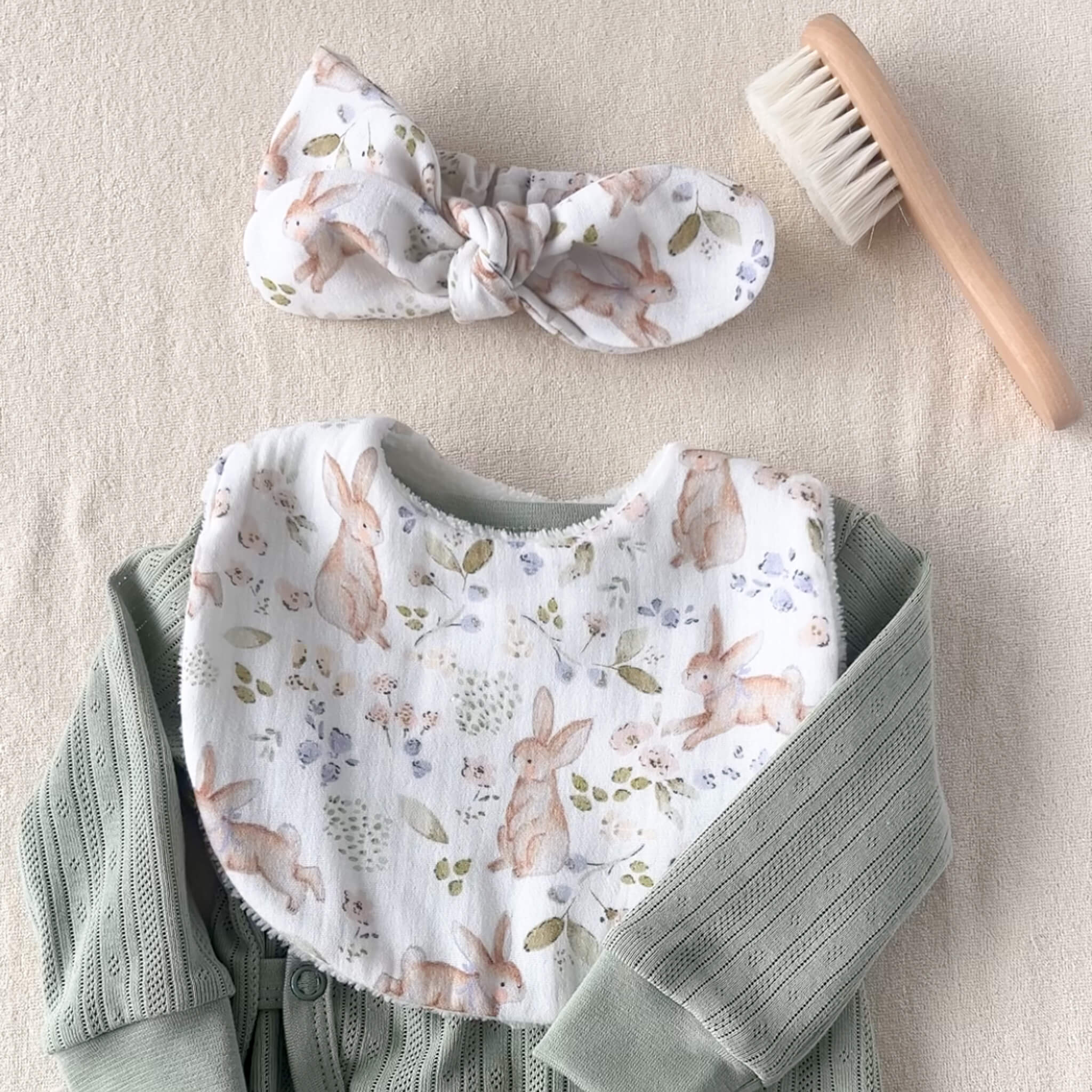 Bavoir bébé double gaze coton certifié Oeko-Tex posé à plat – fait main en France