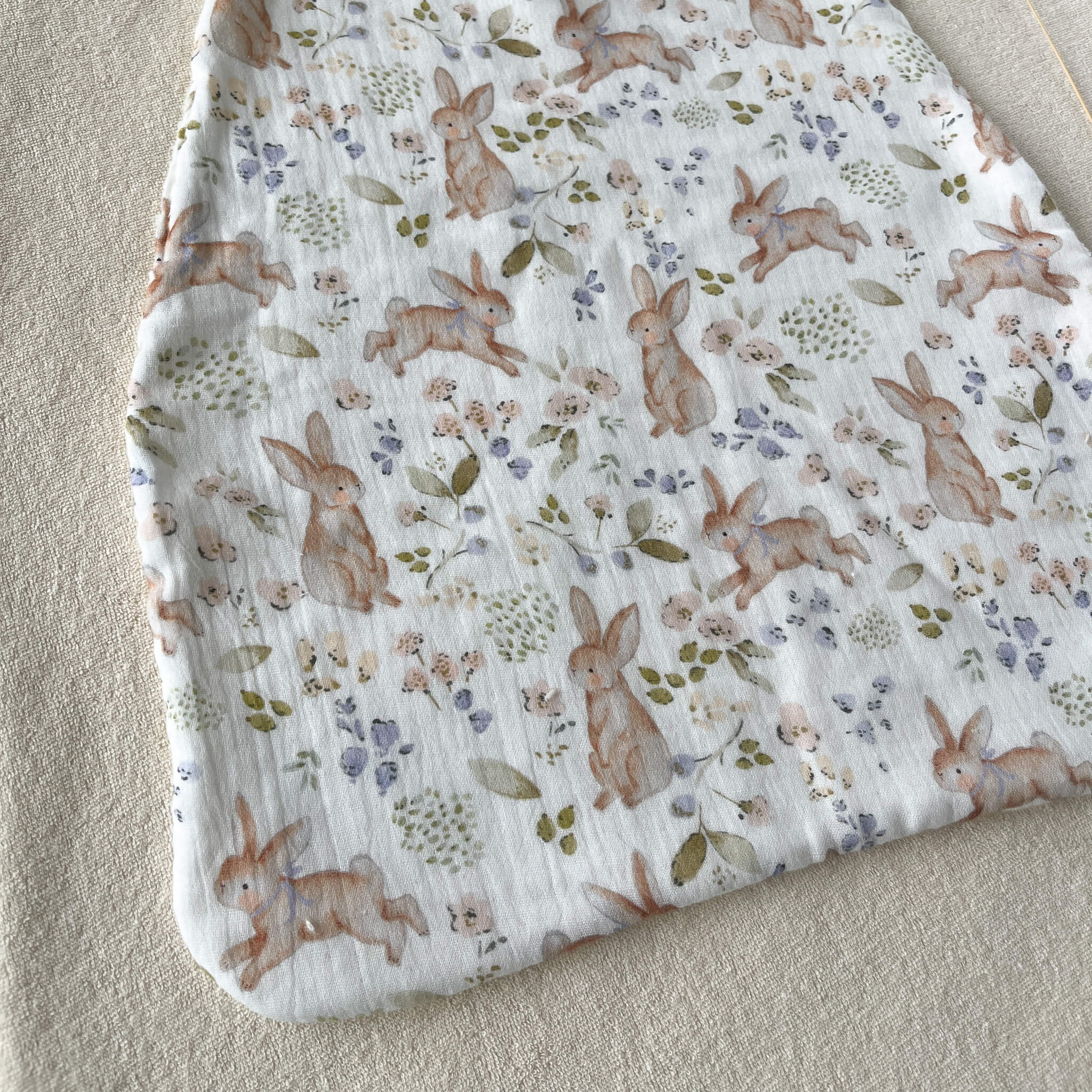 Bavoir montessori double gaze certifié Oeko-Tex posé à plat – cousu à la main en France