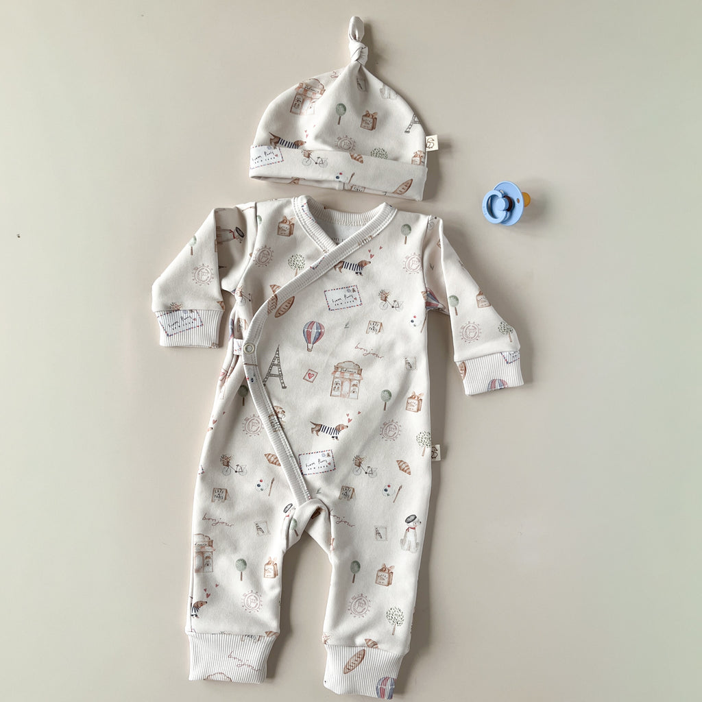 bonnet et pyjama pour cadeau de naissance avec un motif parisien 