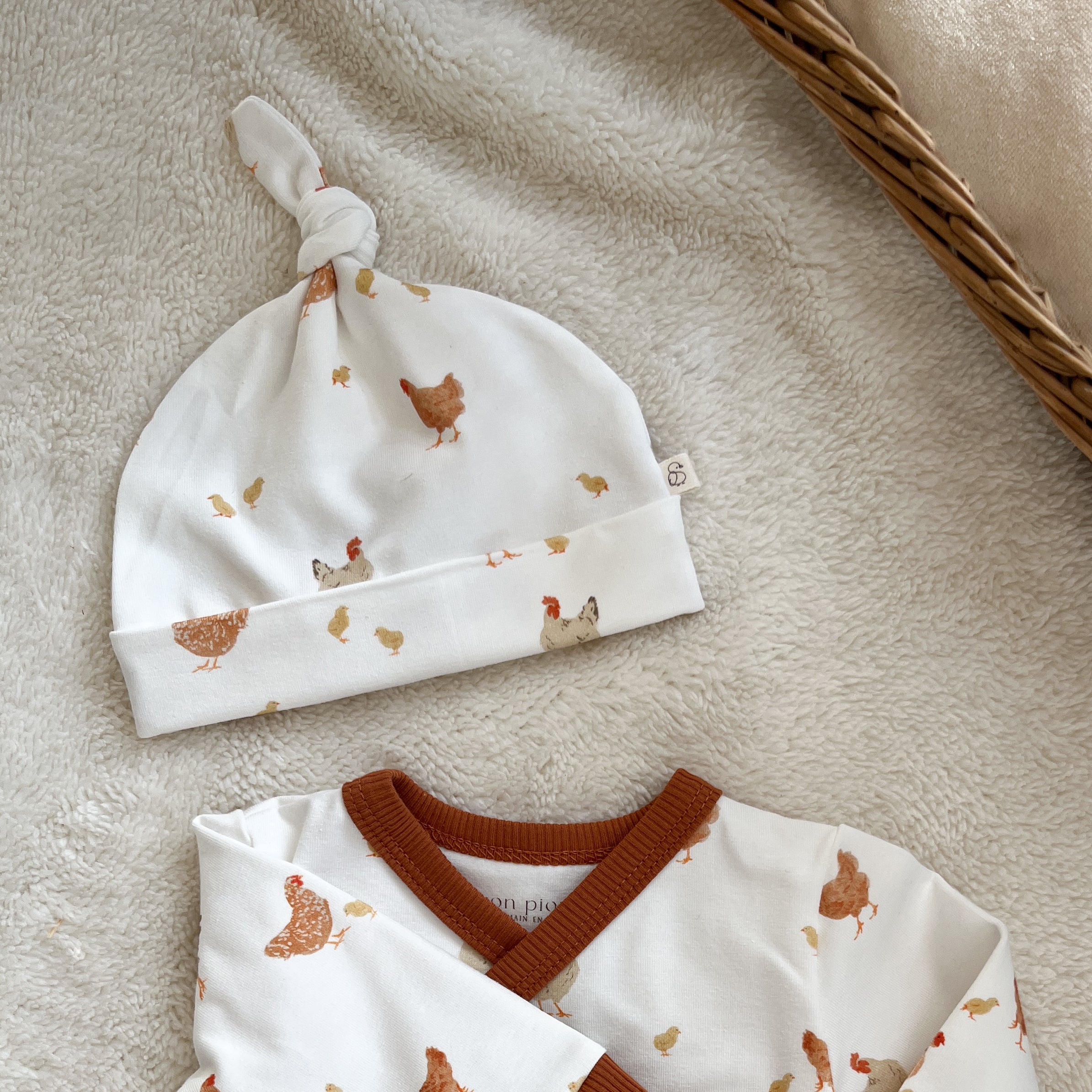 Bonnet bébé mixte à nœud – Jersey motif Poules & Poussins