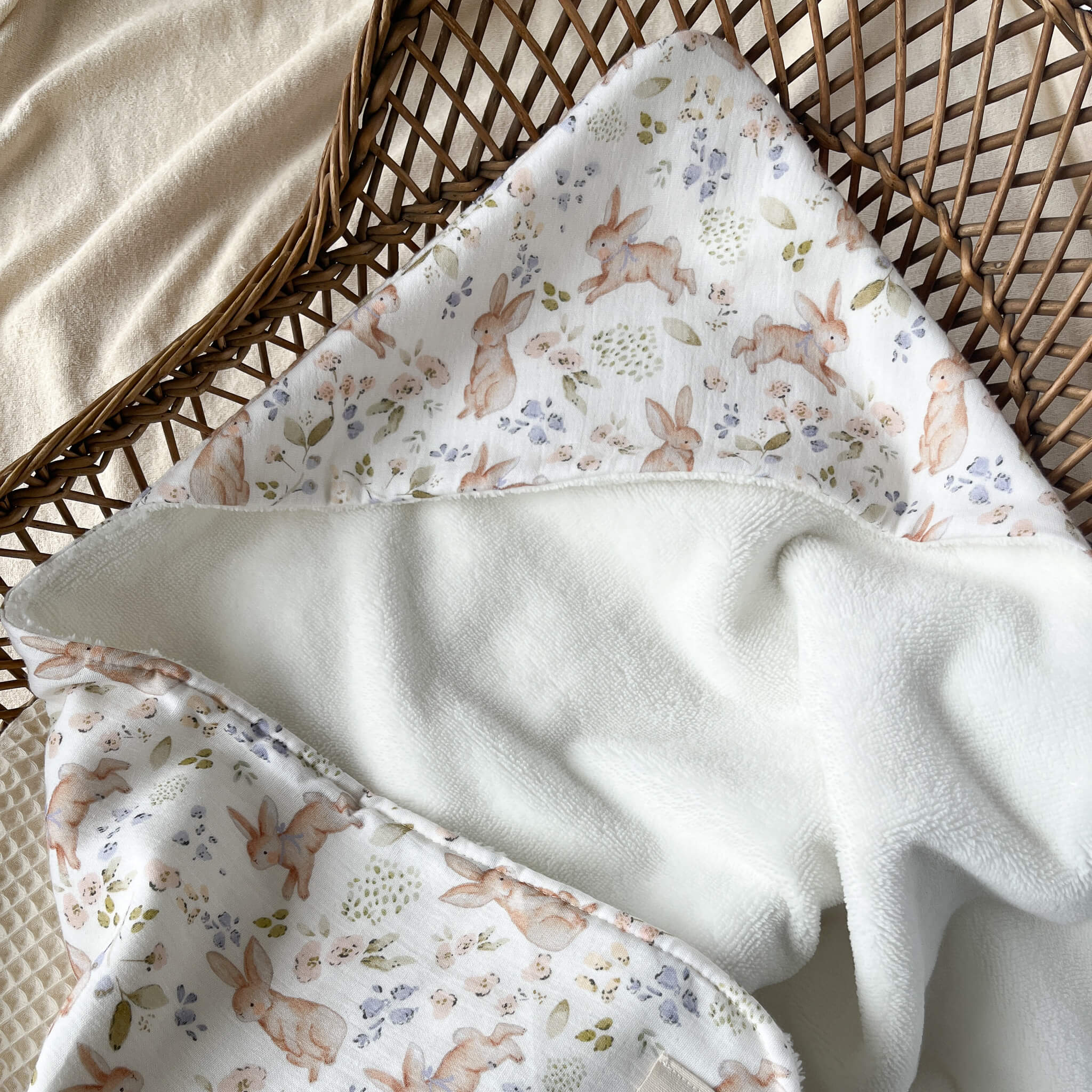 serviette de bain pour bébé motif lapins maison piou piou 