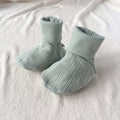 Chaussons en tissu pour bébé en pointelle sauge