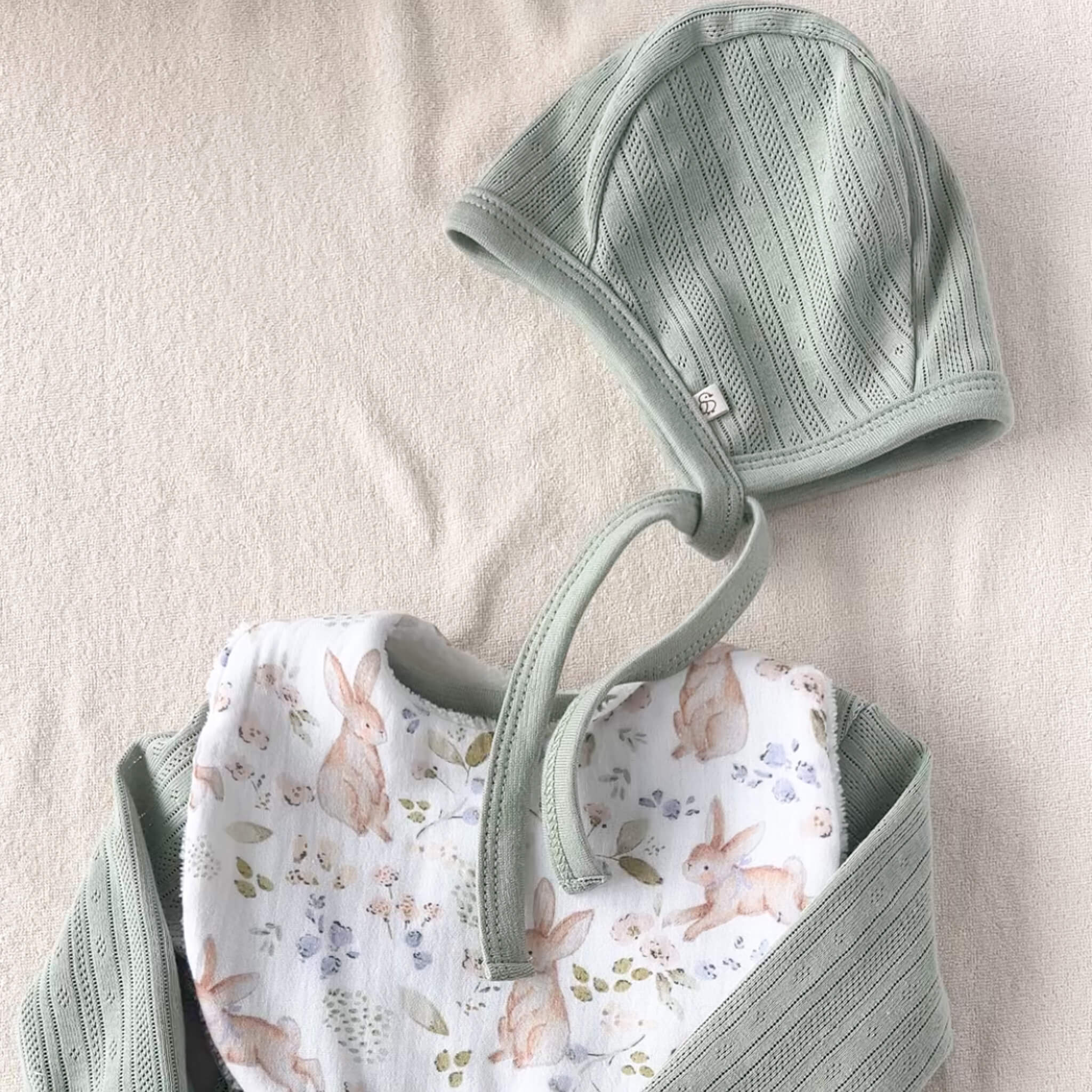 Coffret naissance fille pyjama pointelle vert sauge bavoir et bandeau – fait main Maison Piou Piou