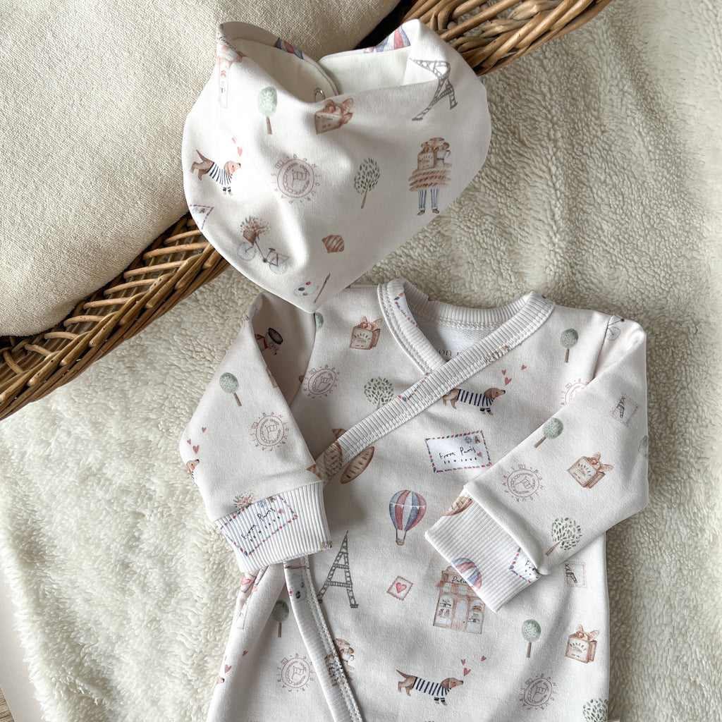 Coffret cadeau naissance bébé – pyjama et bavoir bandana assortis motif Bonjour Paris