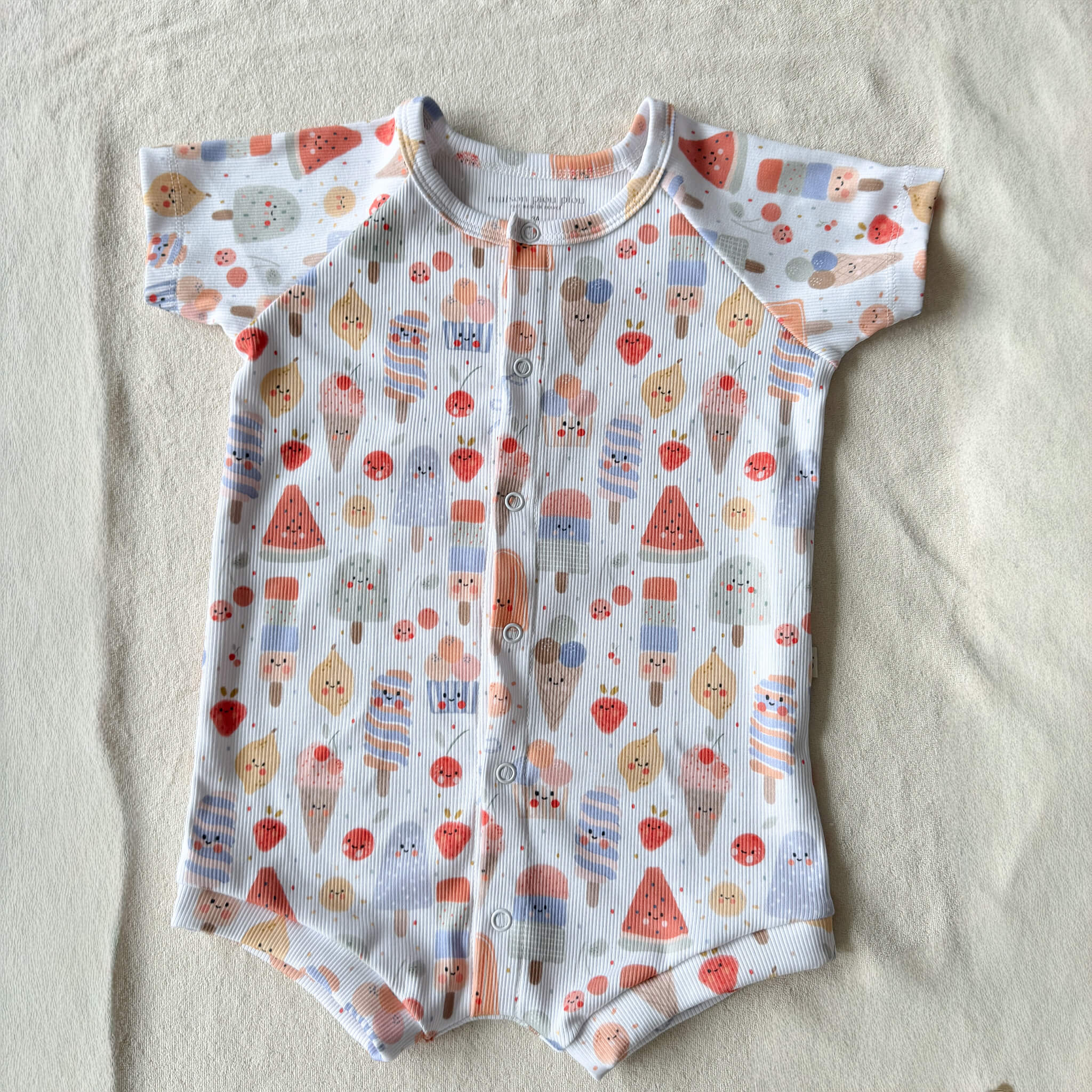Combicourte bébé jersey côtelé motif Jour de Glaces posée à plat – fait main Maison Piou Piou