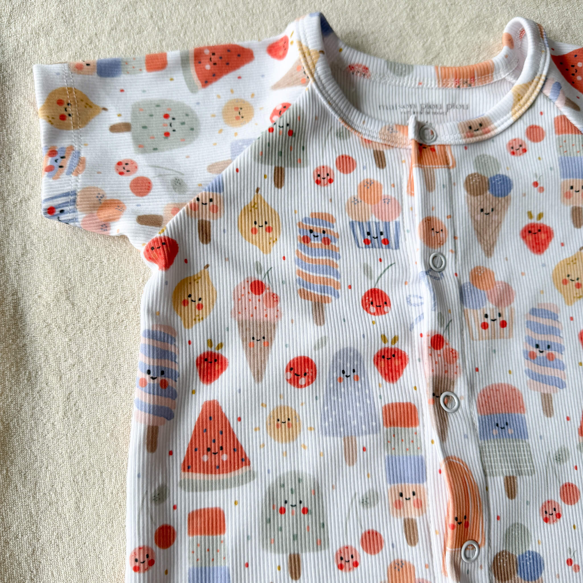 Détail boutons-pression et finitions combicourte bébé motif Jour de Glaces – cousu à la main en France