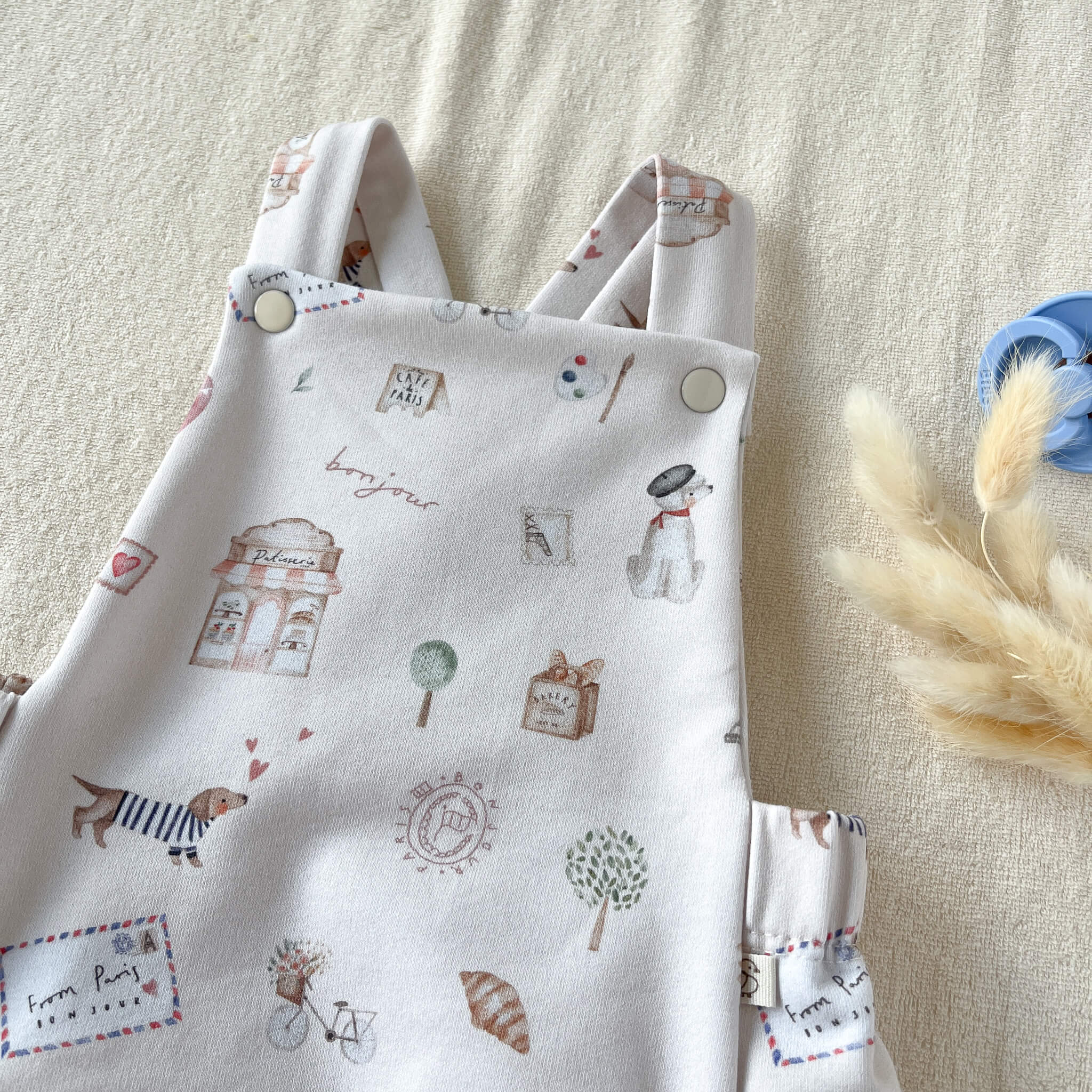 Détail boutons-pression épaule barboteuse bébé Bonjour Paris – cousu à la main en France