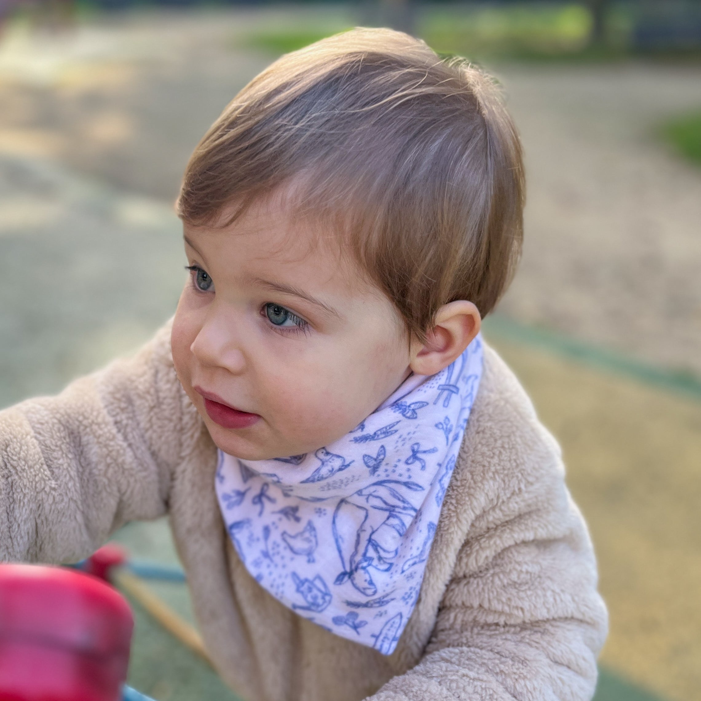 foulard bébé en double gaze avec illustration poétique d’animaux de la ferme