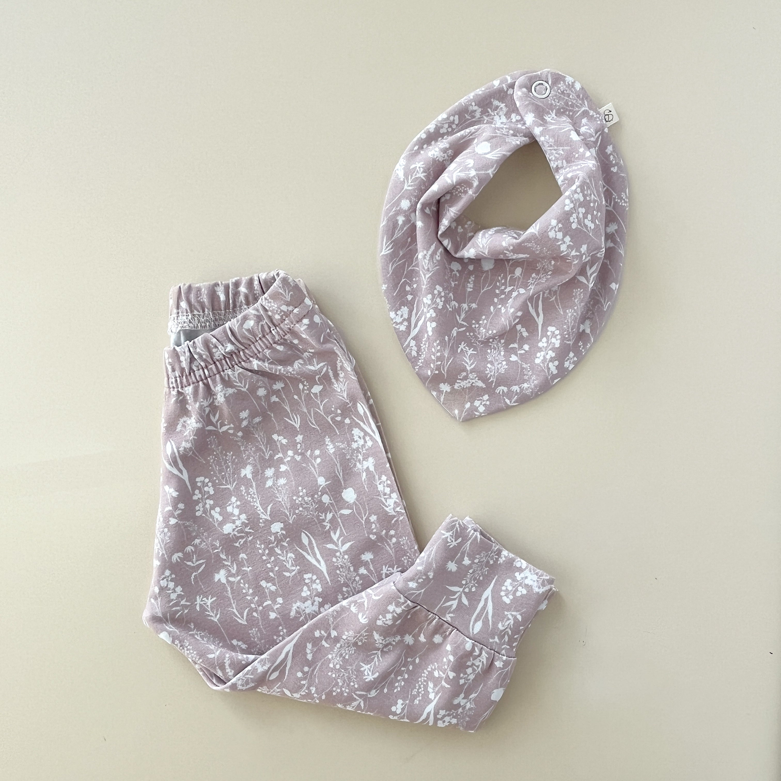 Coffret de naissance bébé fille – Motif Fleurs roses