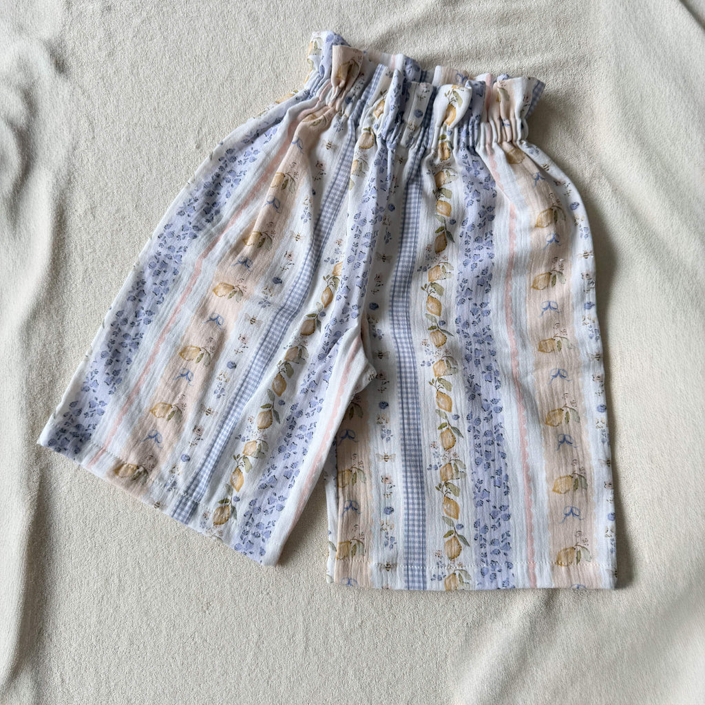 Détail double gaze imprimée Citronnade citrons fleurs bleues vichy – imprimé sur mesure Maison Piou Piou