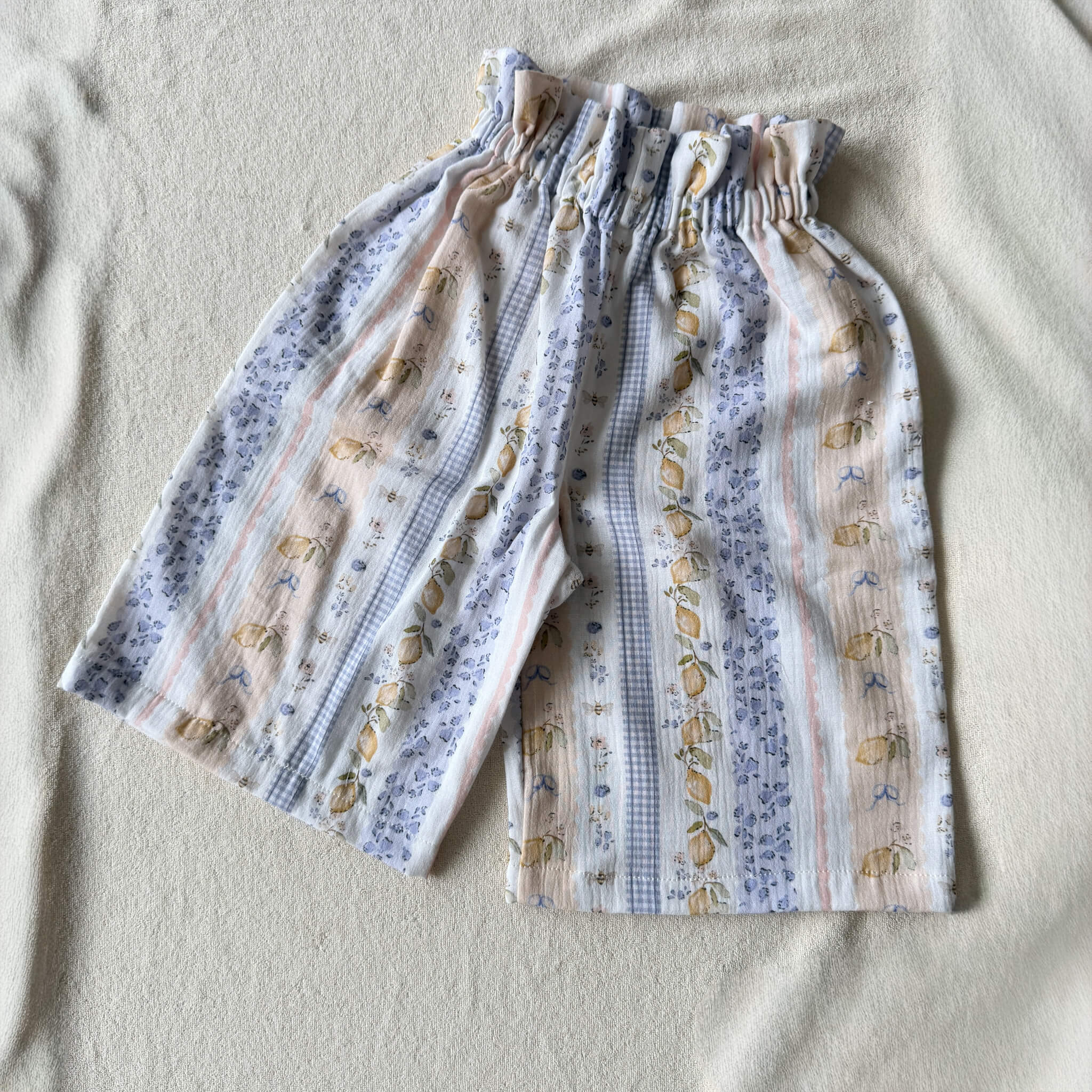 Détail double gaze imprimée Citronnade citrons fleurs bleues vichy – imprimé sur mesure Maison Piou Piou