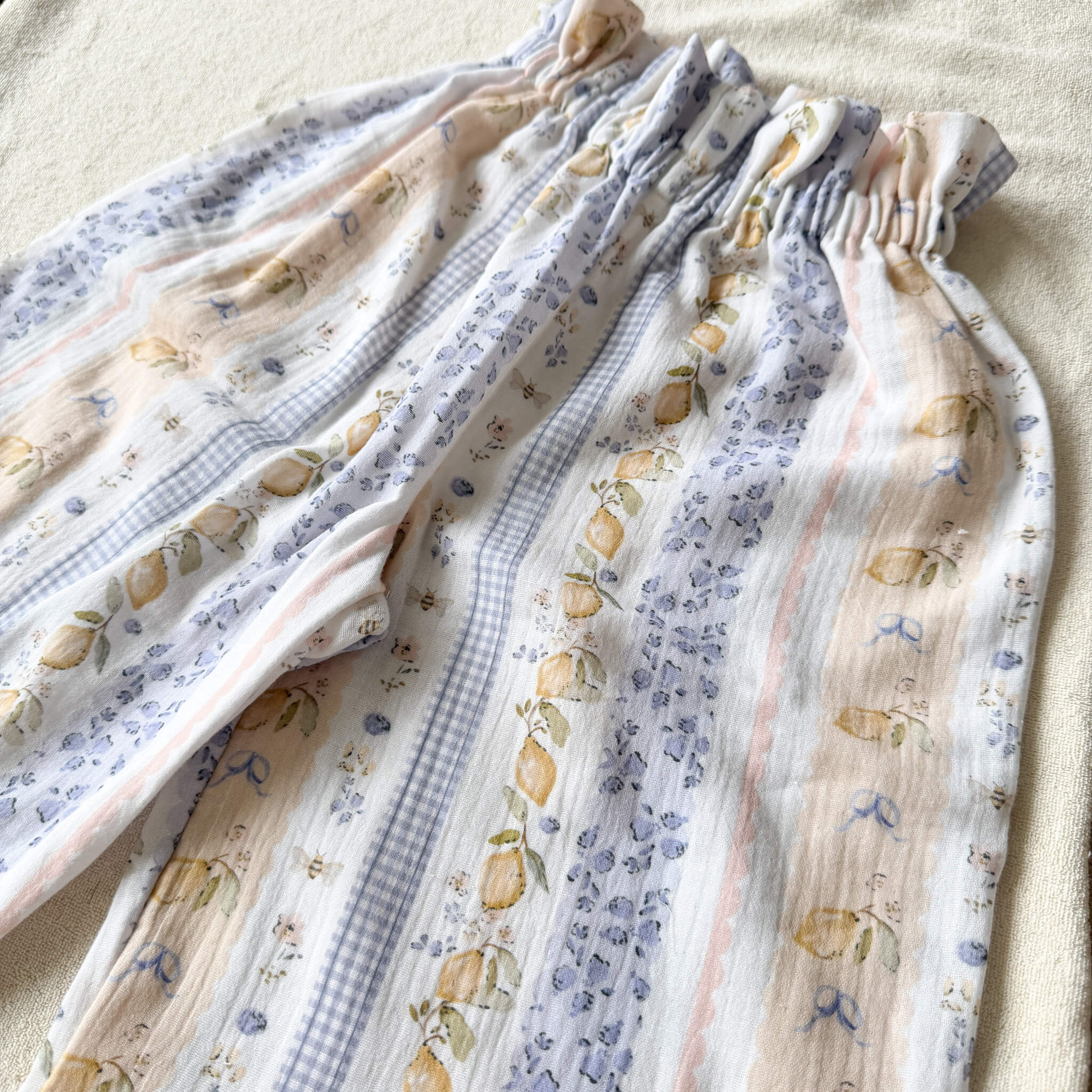 Pantalon large fille double gaze motif Citronnade posé à plat – fait main Maison Piou Piou