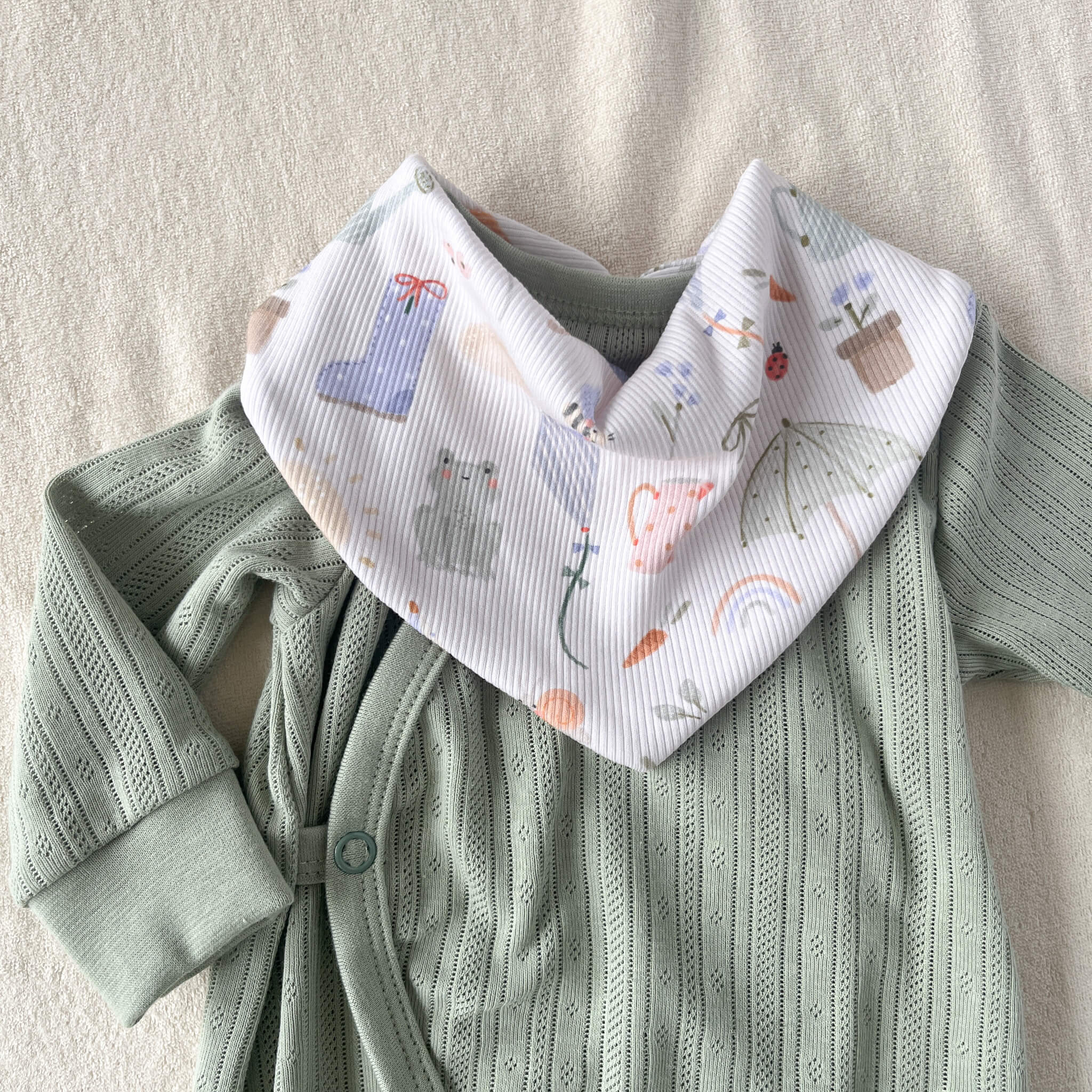 Bavoir bandana jours de pluie posé à plat – jersey côtelé certifié Oeko-Tex fait main France