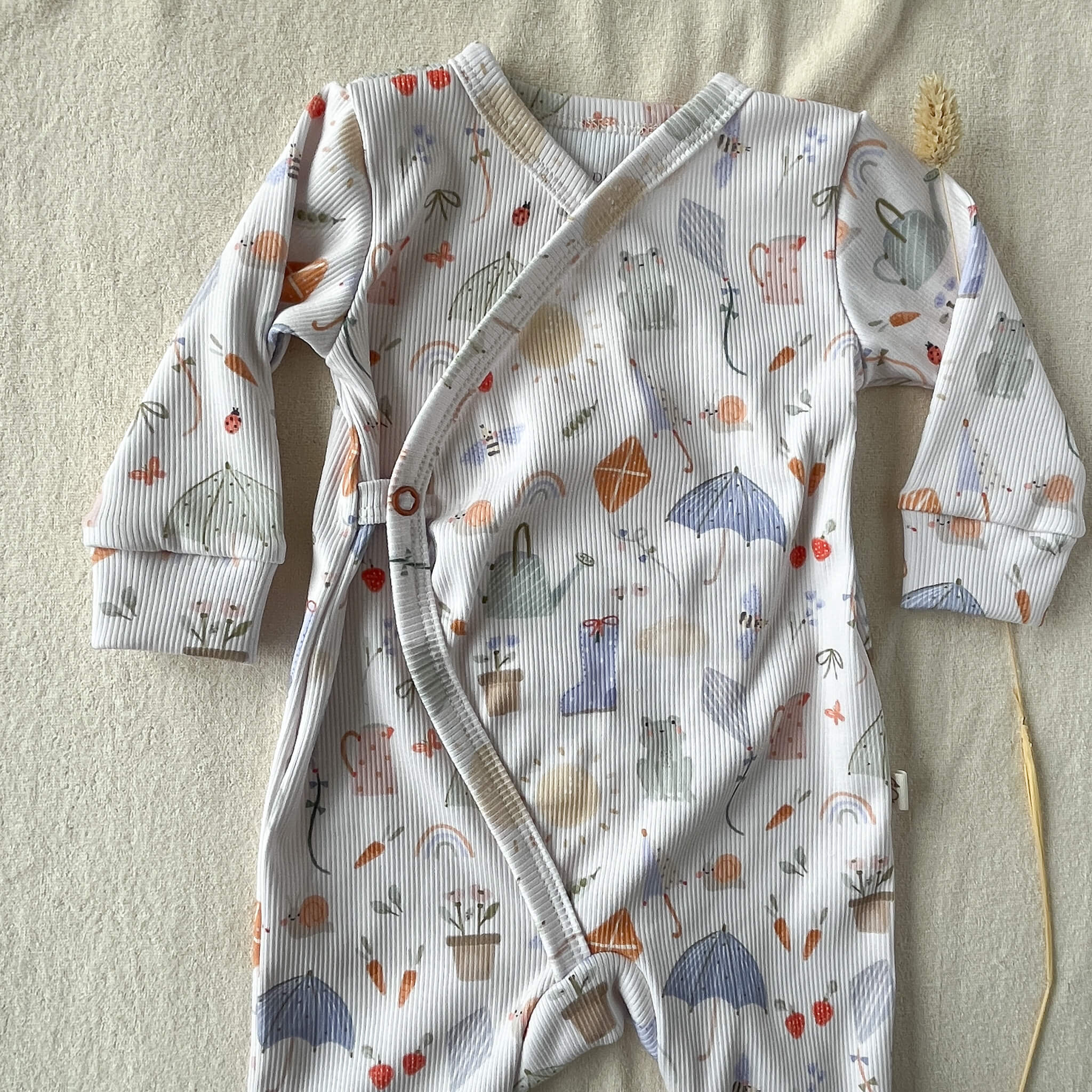 Pyjama avec ouverture devante en jersey cotelé coton oeko-tex naissance vue de pres