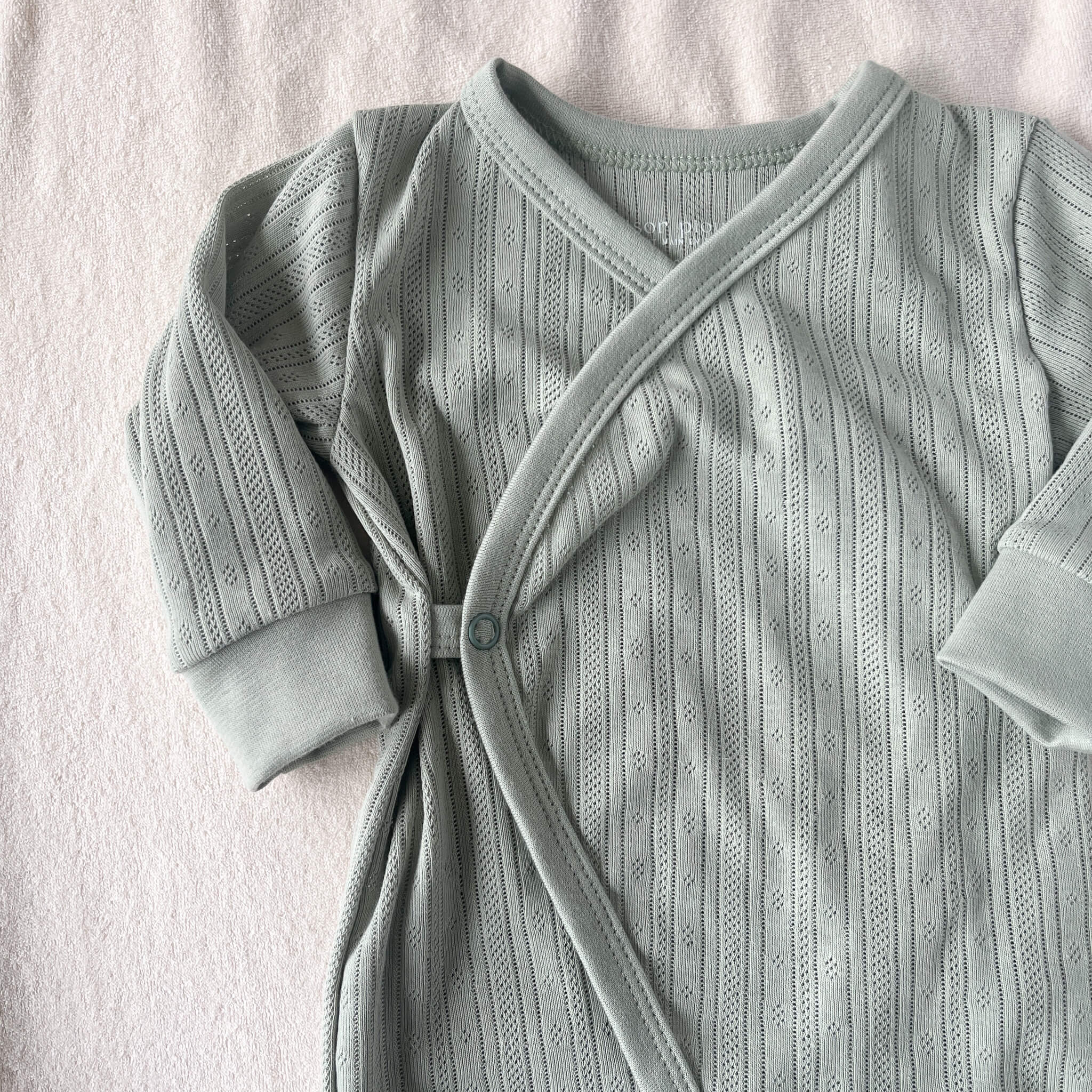 Pyjama bébé pointelle sauge overture par le devant fait main en france