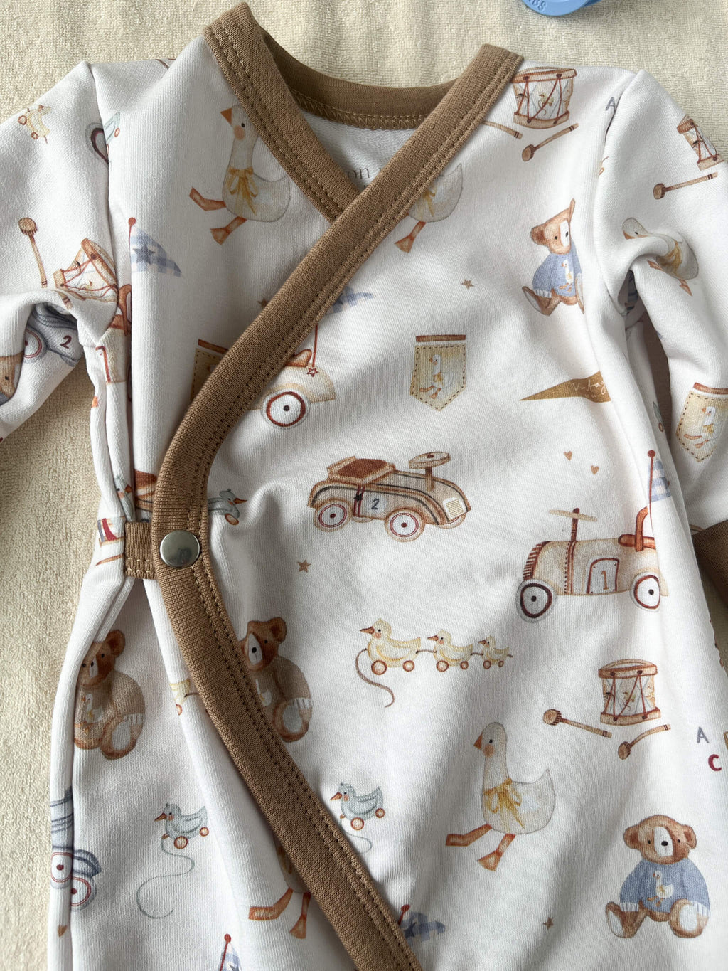 Pyjama bébé garçon bouclette motif Jouets Vintage posé à plat – certifié Oeko-Tex fait main France