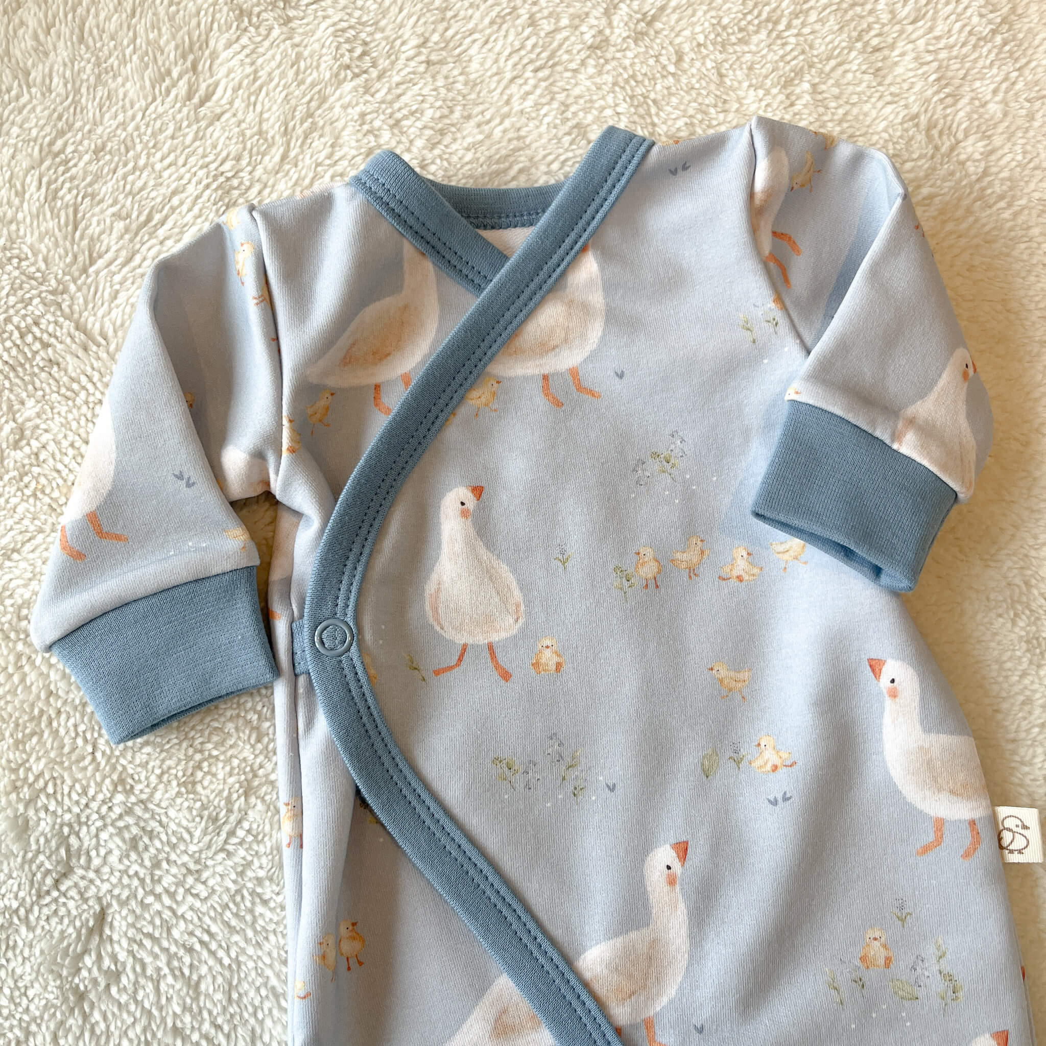 Détail sweat bouclette certifié Oeko-Tex – pyjama bébé motif Oies exclusif Maison Piou Piou