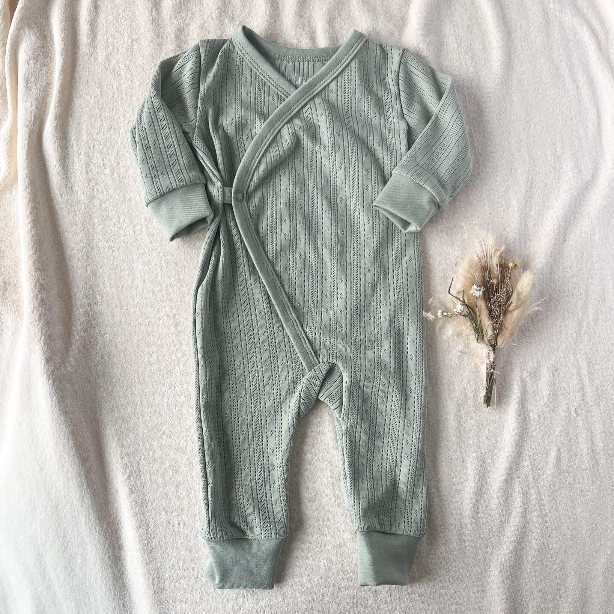 Pyjama bébé pointelle  verte 100% coton posé à plat – certifié Oeko-Tex fait main en France