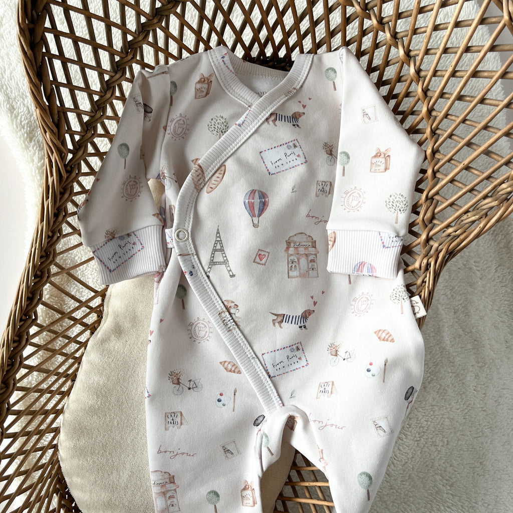 pyjama cache coeur bebe motif parisien parfait pour la maternité ou comme cadeau de naissance