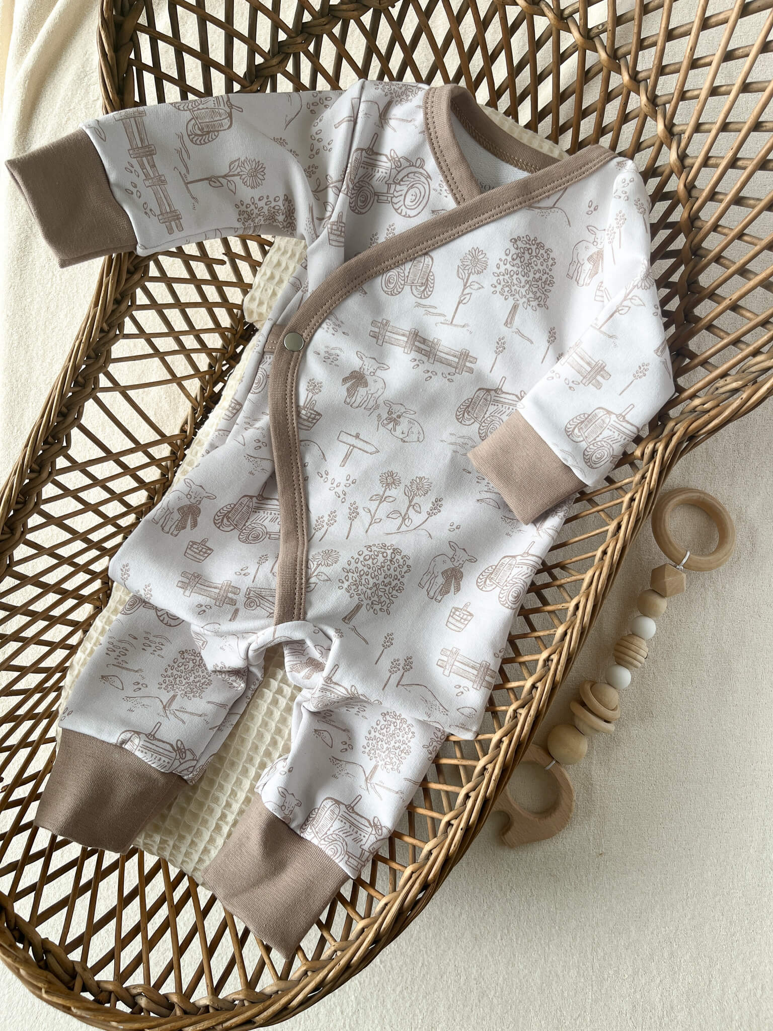 Pyjama pour bébé enfilage facile des la maternité en motif toile de jouy