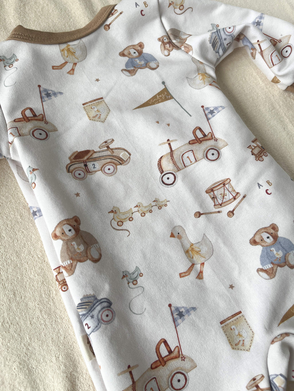 Détail sweat bouclette imprimé Jouets Vintage pyjama bébé garçon – imprimé sur mesure Maison Piou Piou