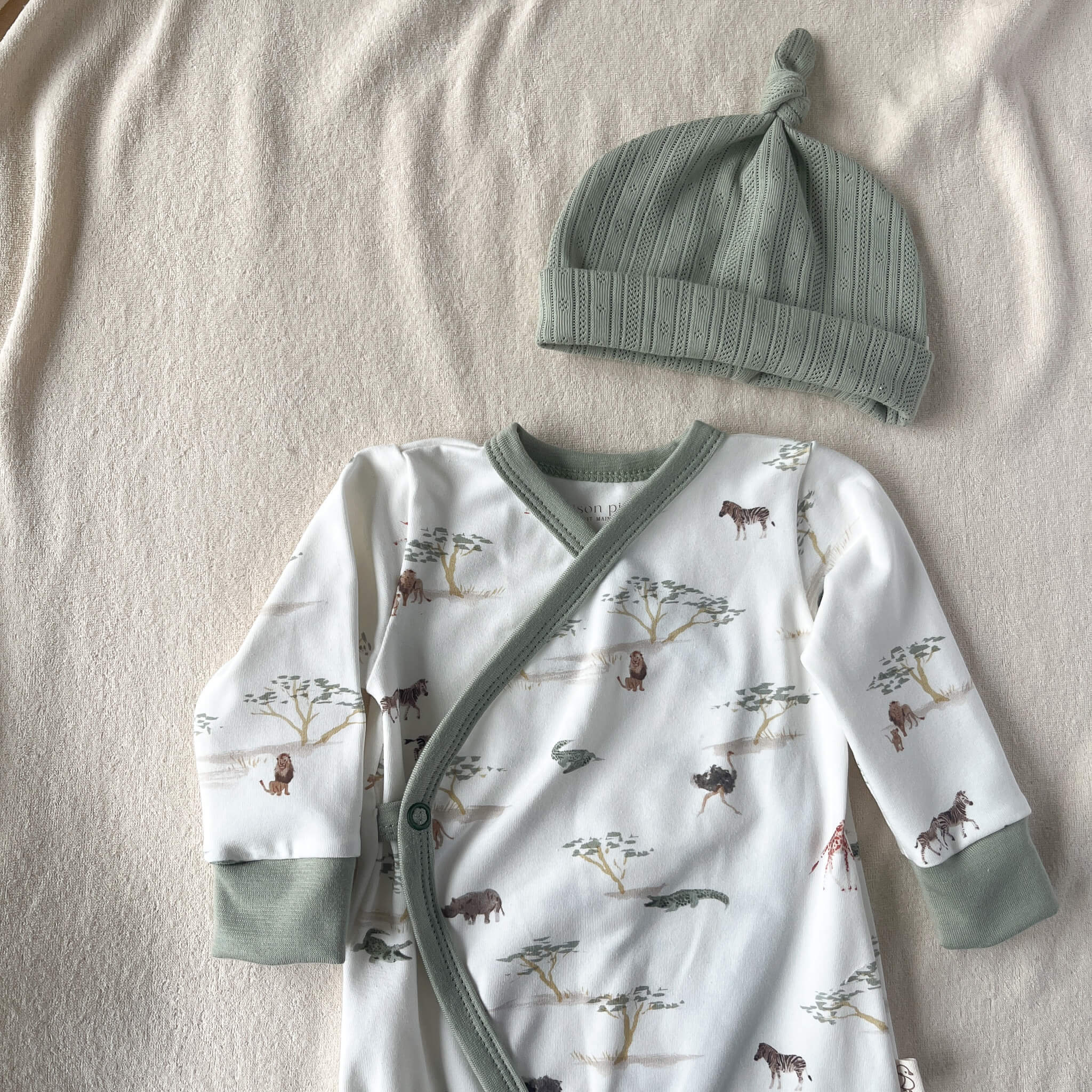 Coffret de naissance garçon – Pyjama Savane et bonnet pointelle vert sauge