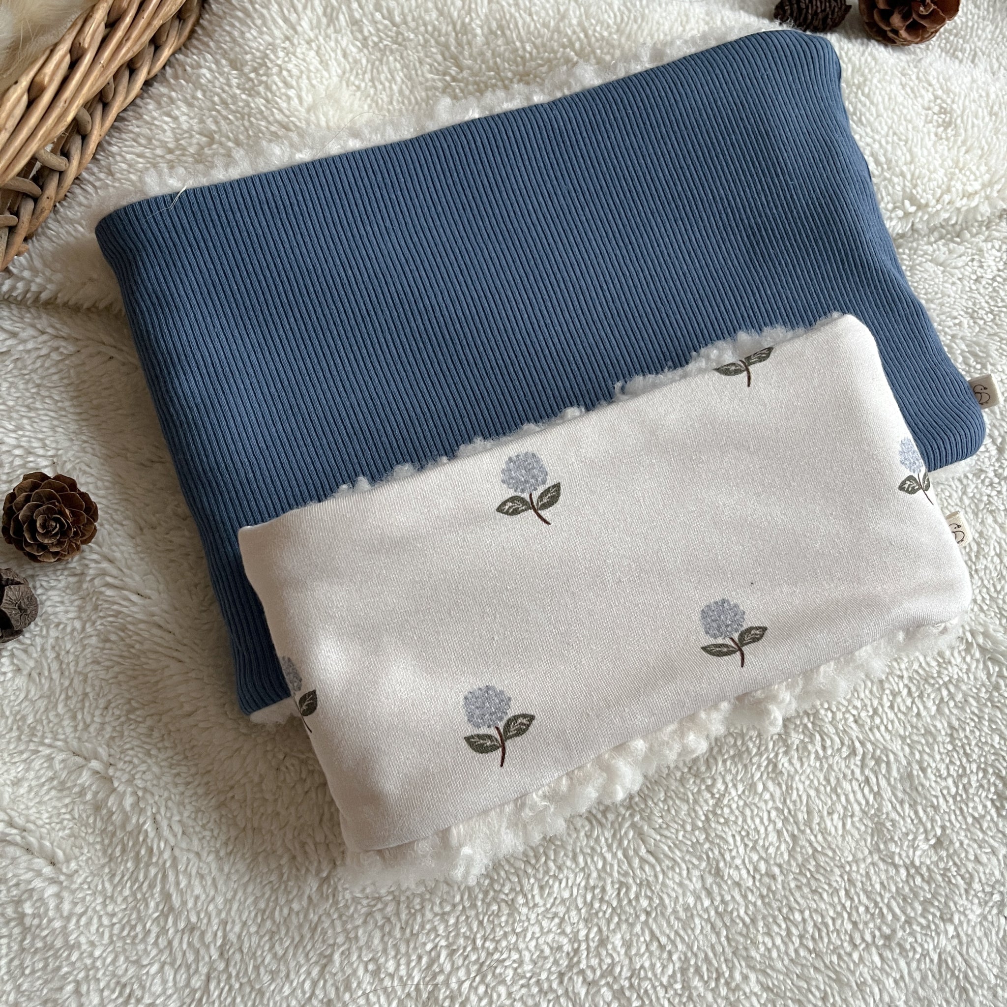 snood bébé et enfant motif hortensias, cousu à la main en jersey extensible et sherpa douce