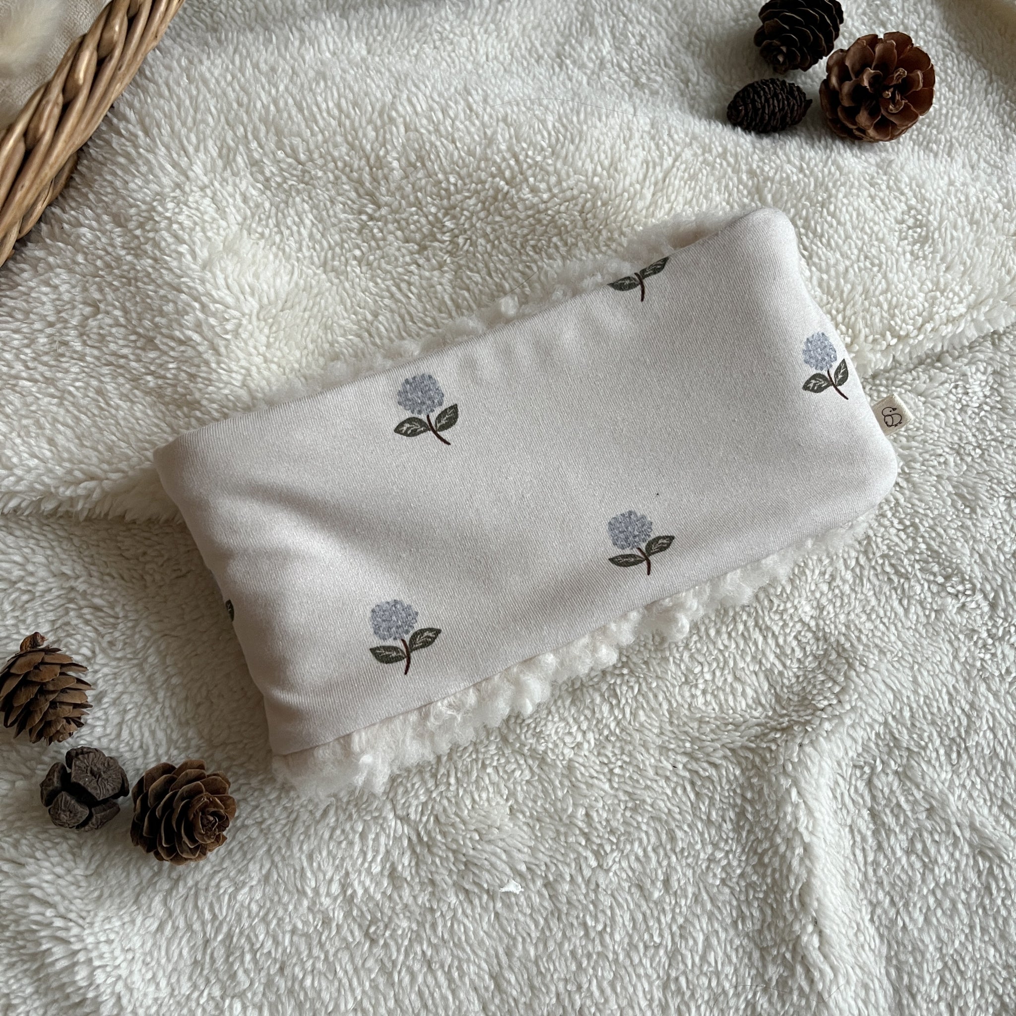 snood bébé et enfant motif hortensias, cousu à la main en jersey extensible et sherpa douce