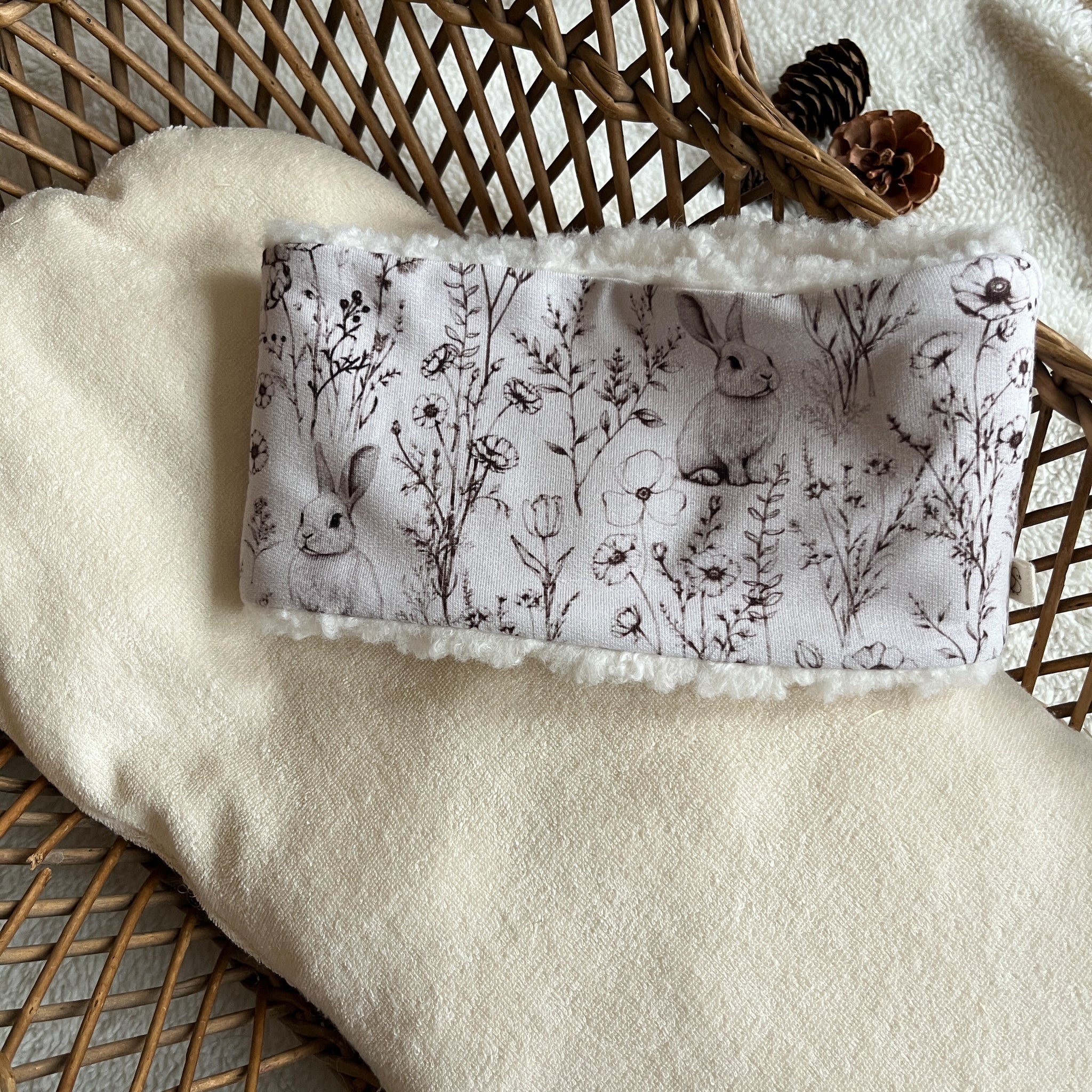 snood bébé et enfant motif lapins, doux, poétique et cousu à la main en jersey et sherpa