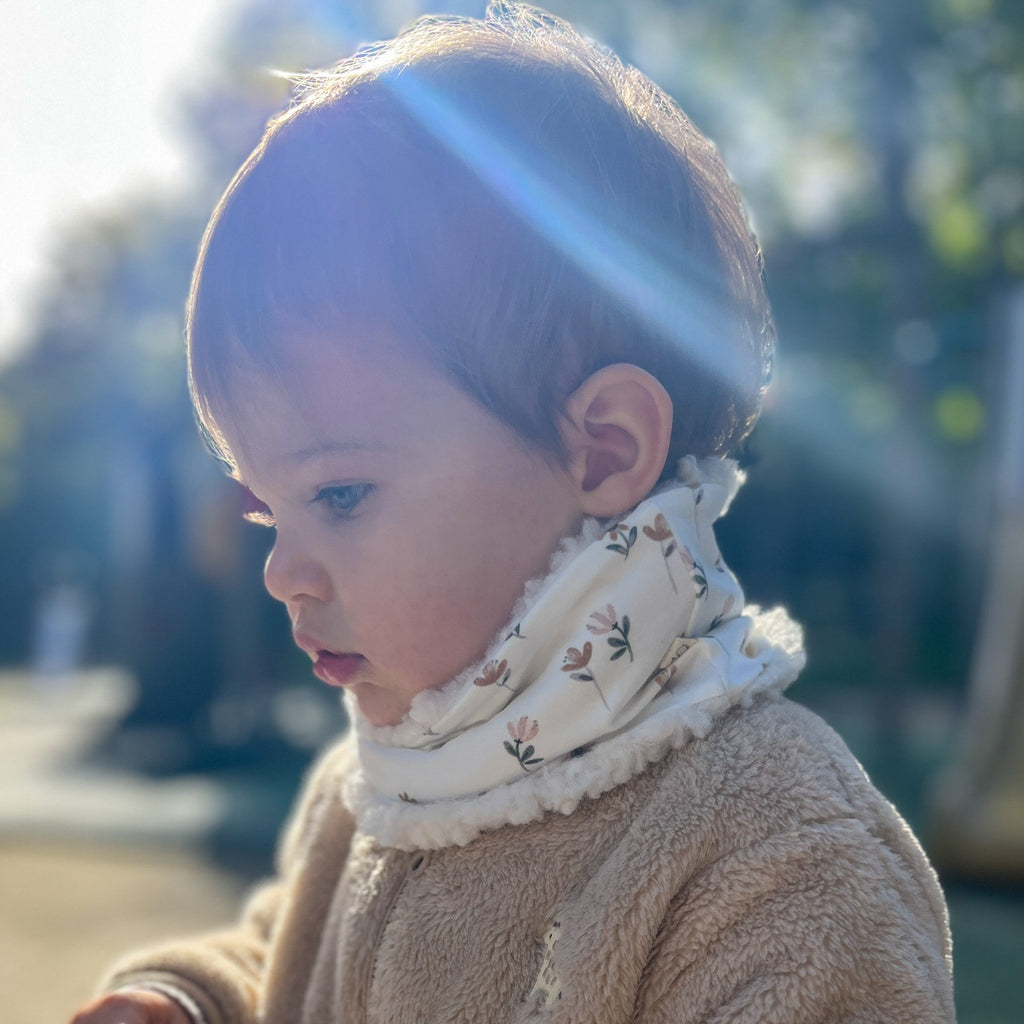 tour de cou bébé et enfant motif marguerites, cousu à la main en jersey et sherpa douce